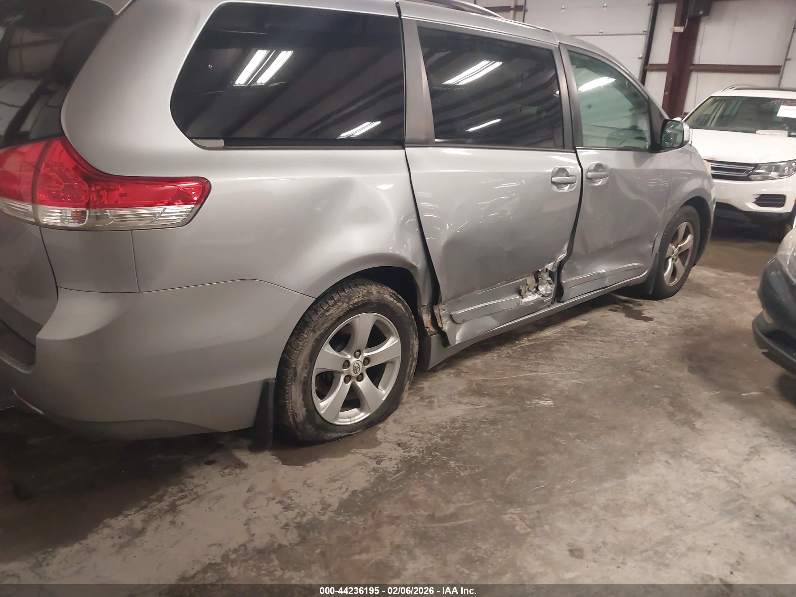 TOYOTA SIENNA image 6