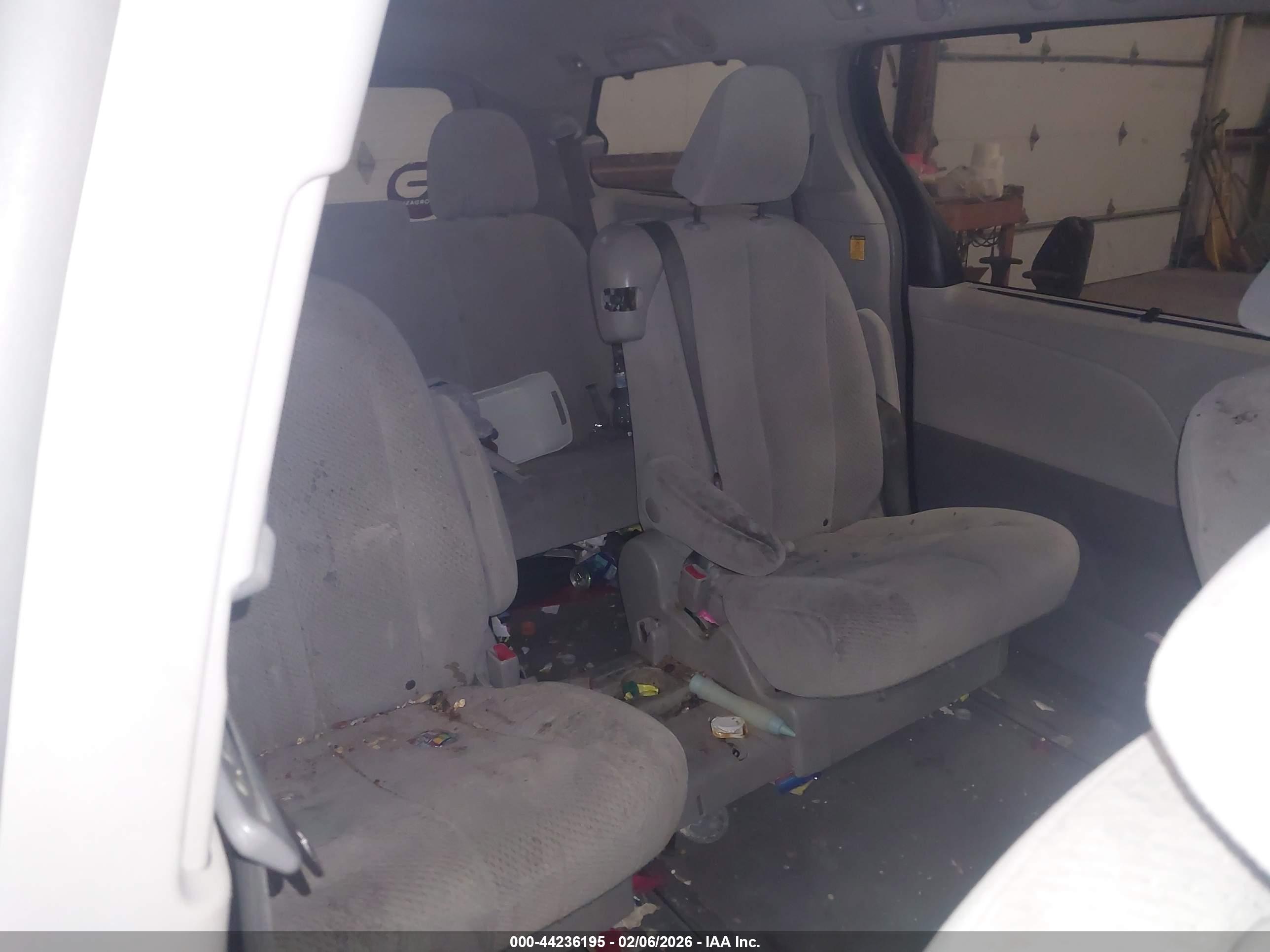 TOYOTA SIENNA image 8