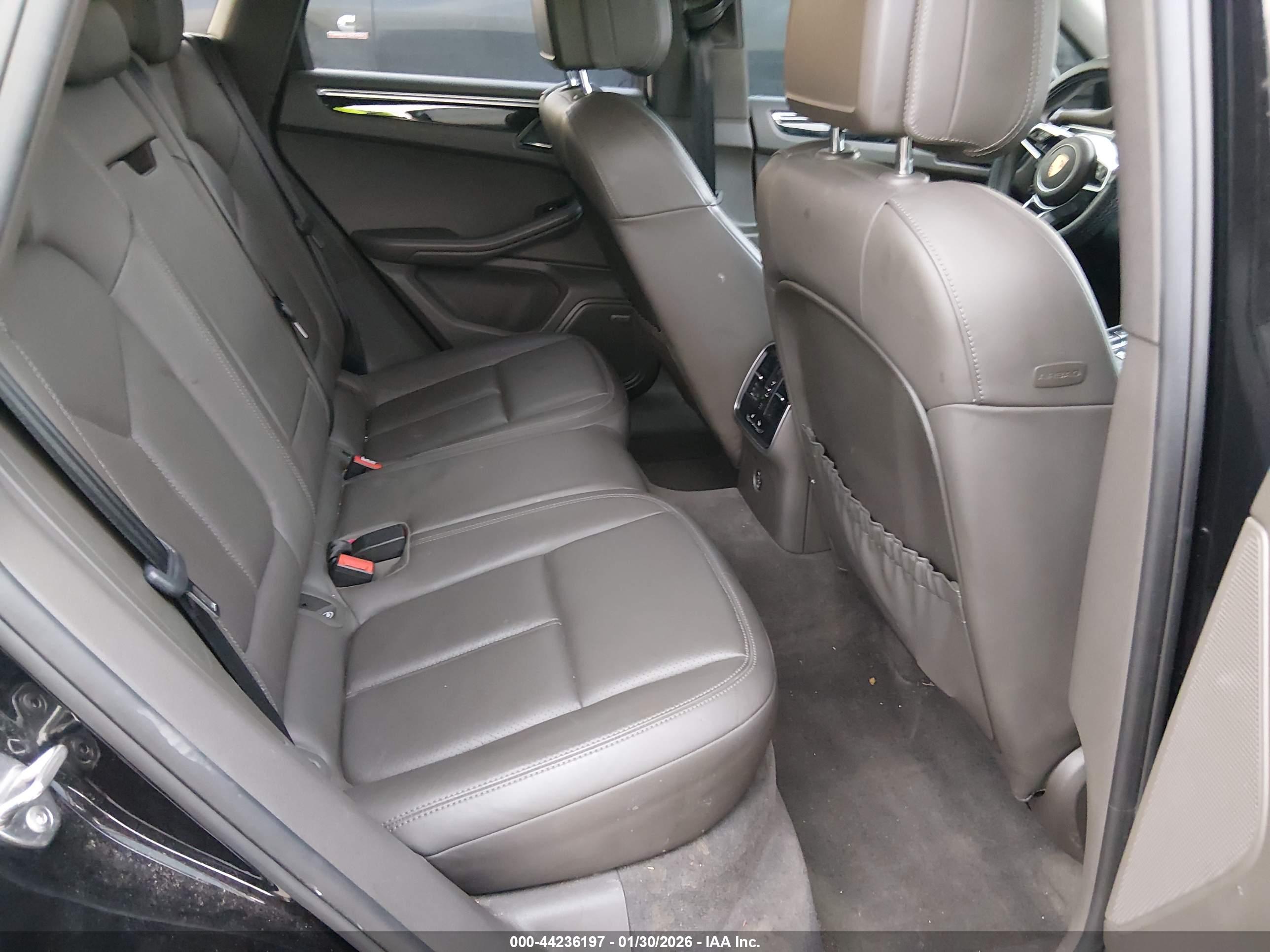 PORSCHE MACAN image 8