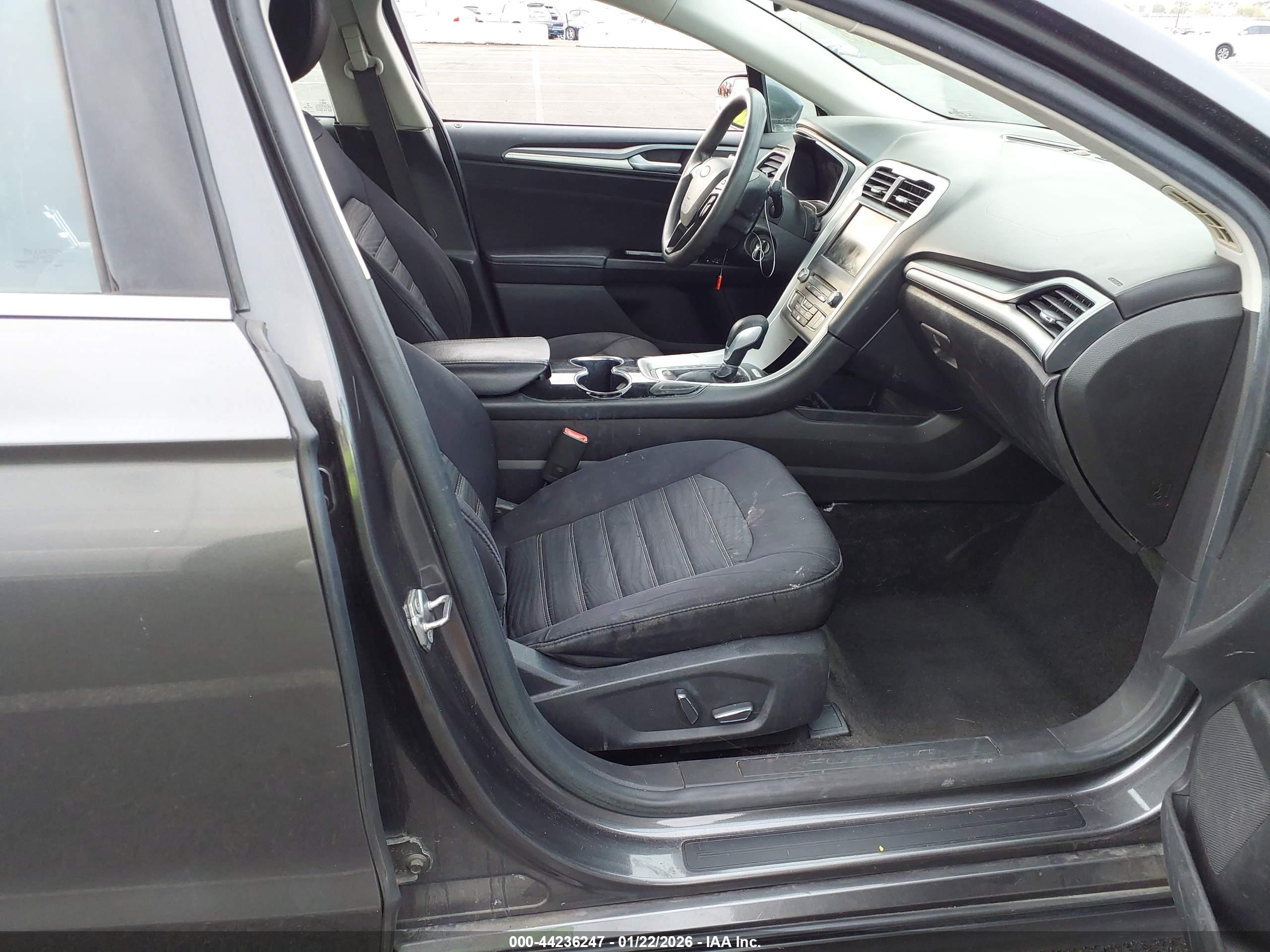 FORD FUSION image 5
