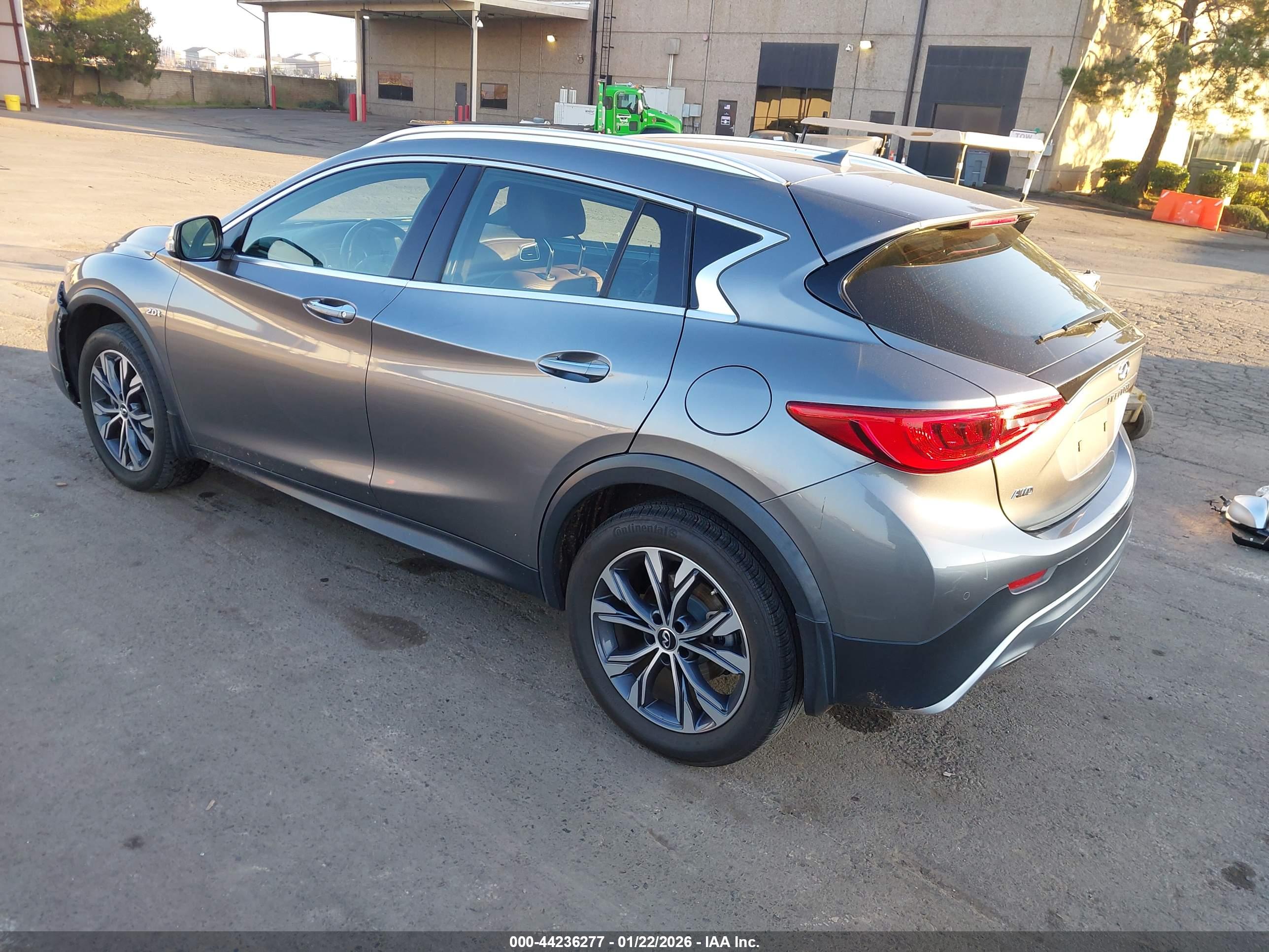 INFINITI QX30 image 3