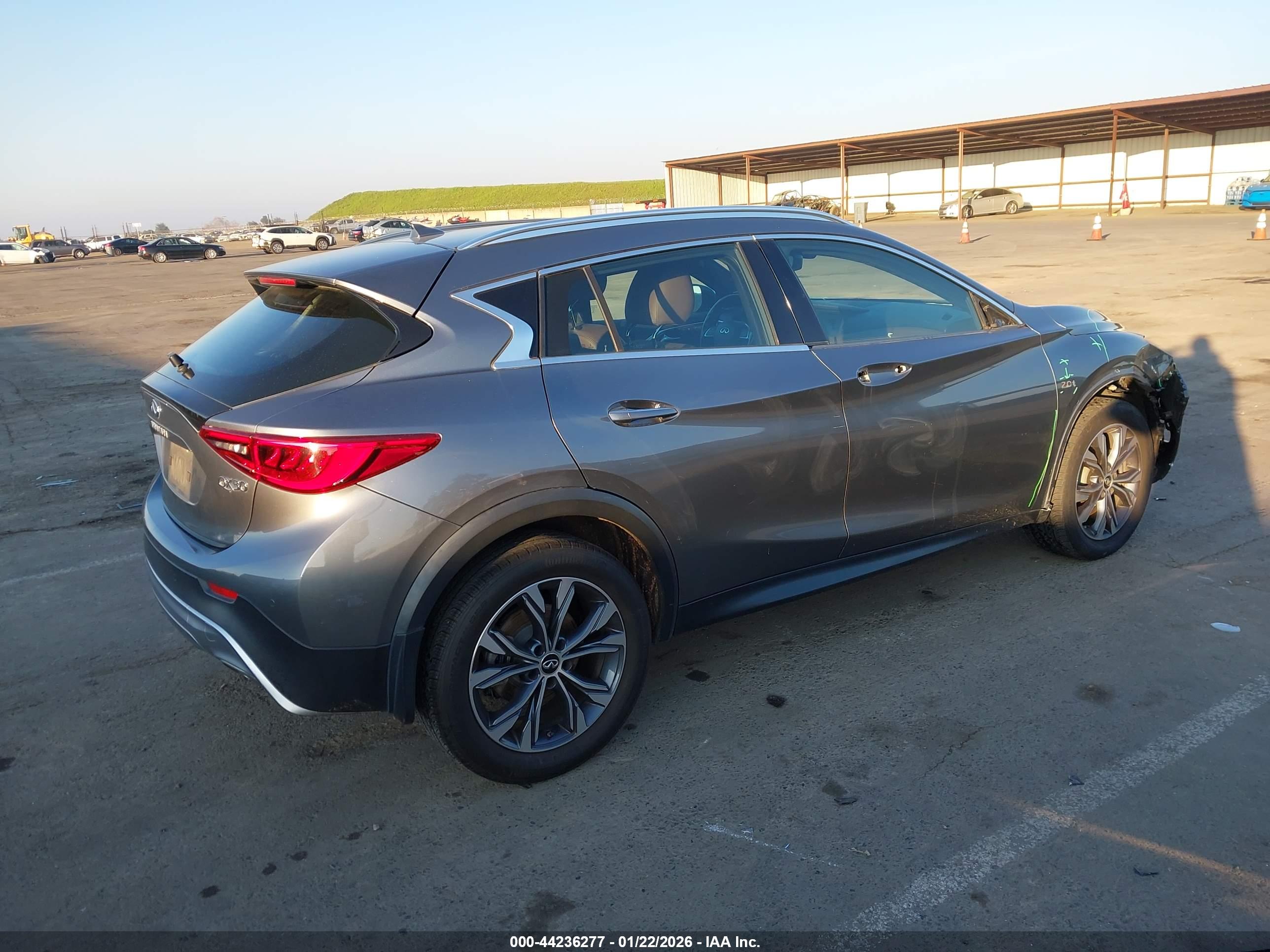 INFINITI QX30 image 4