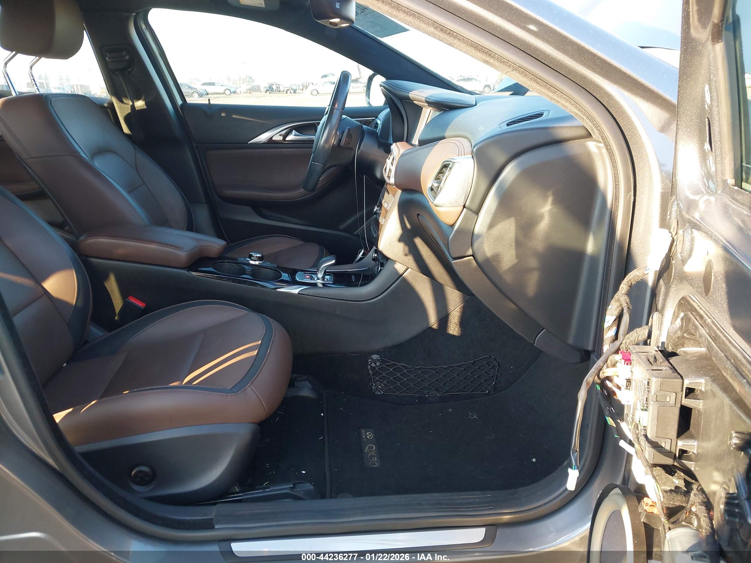 INFINITI QX30 image 5