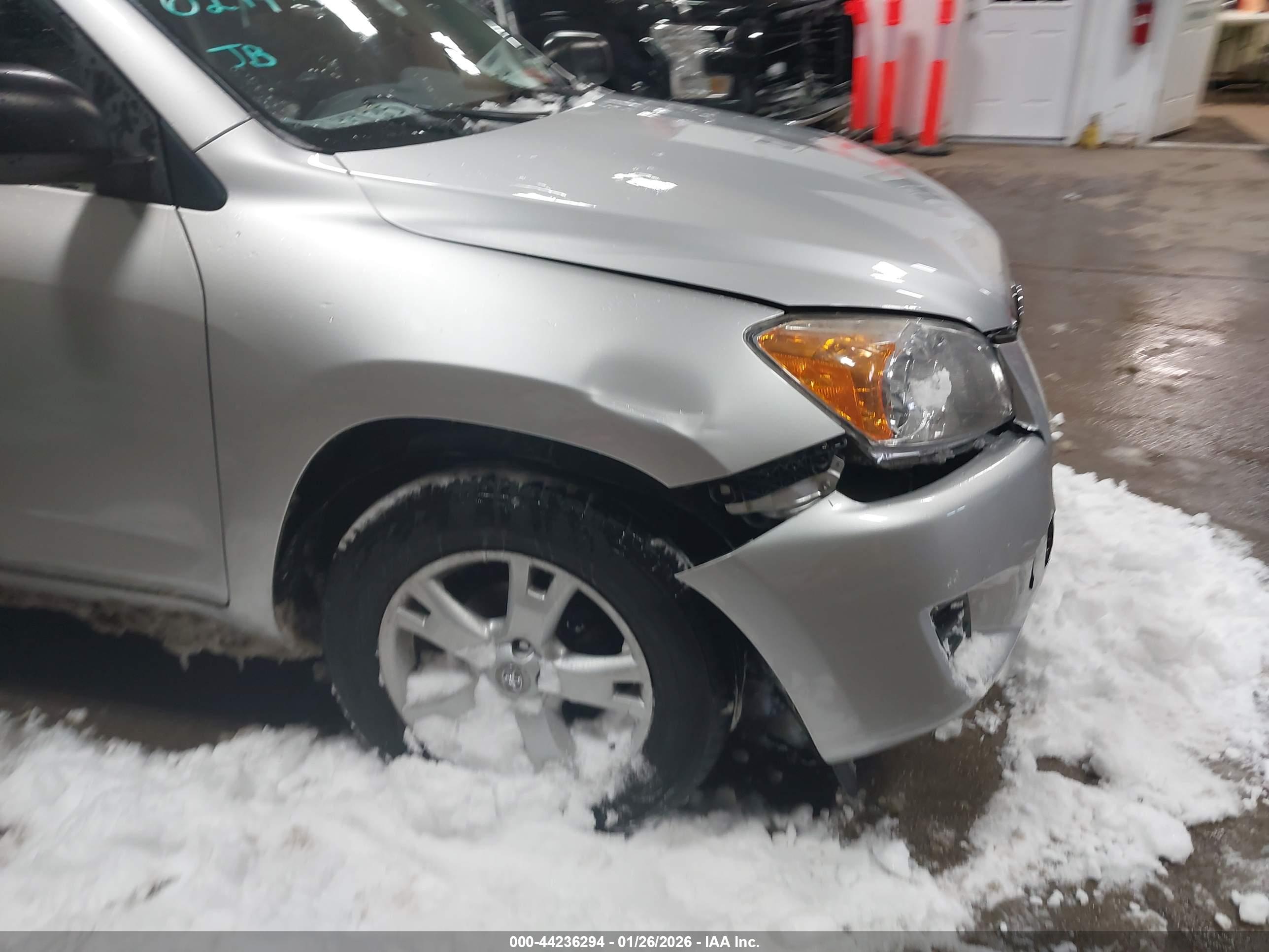 TOYOTA RAV4 image 6