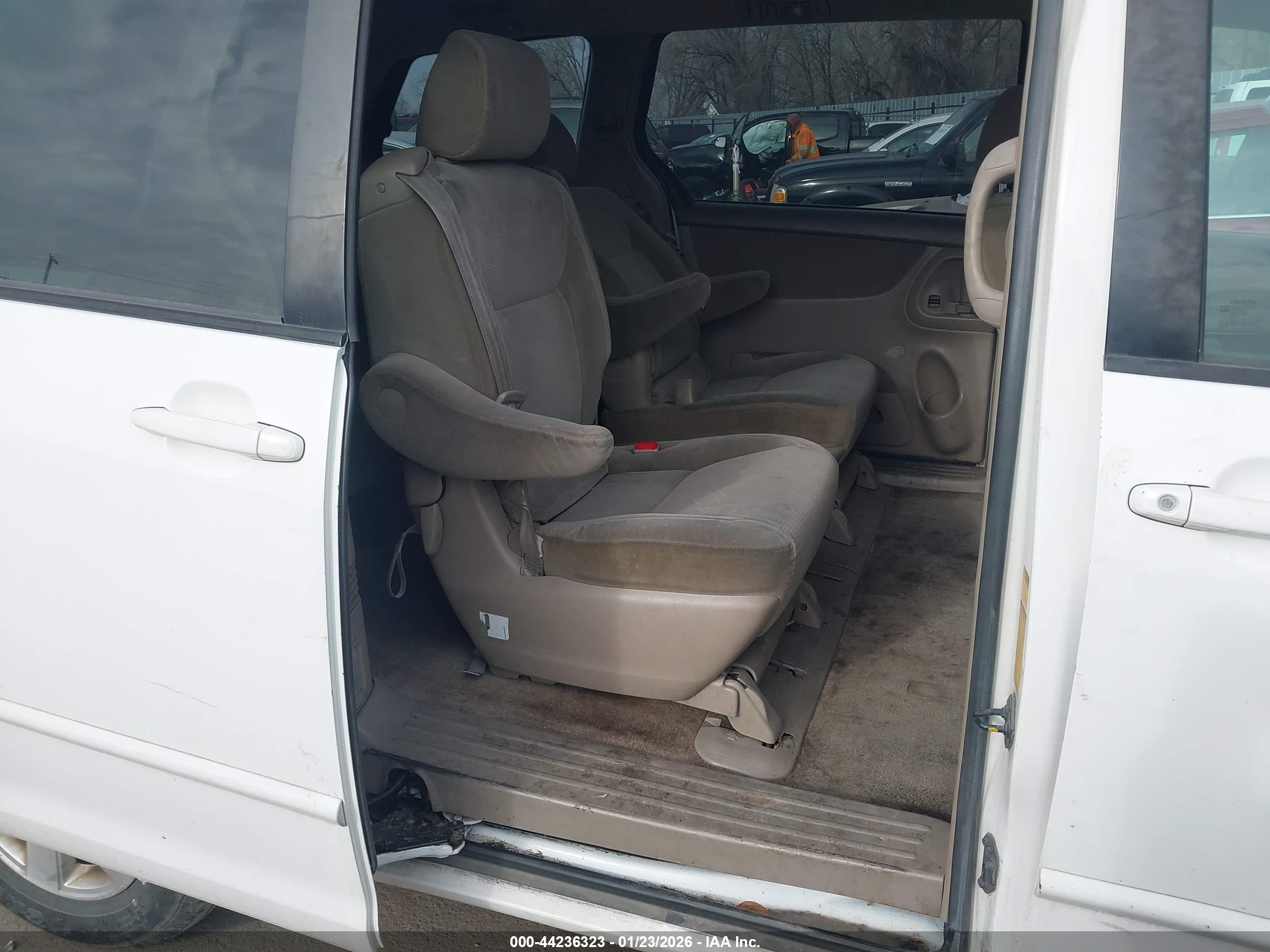 TOYOTA SIENNA image 8