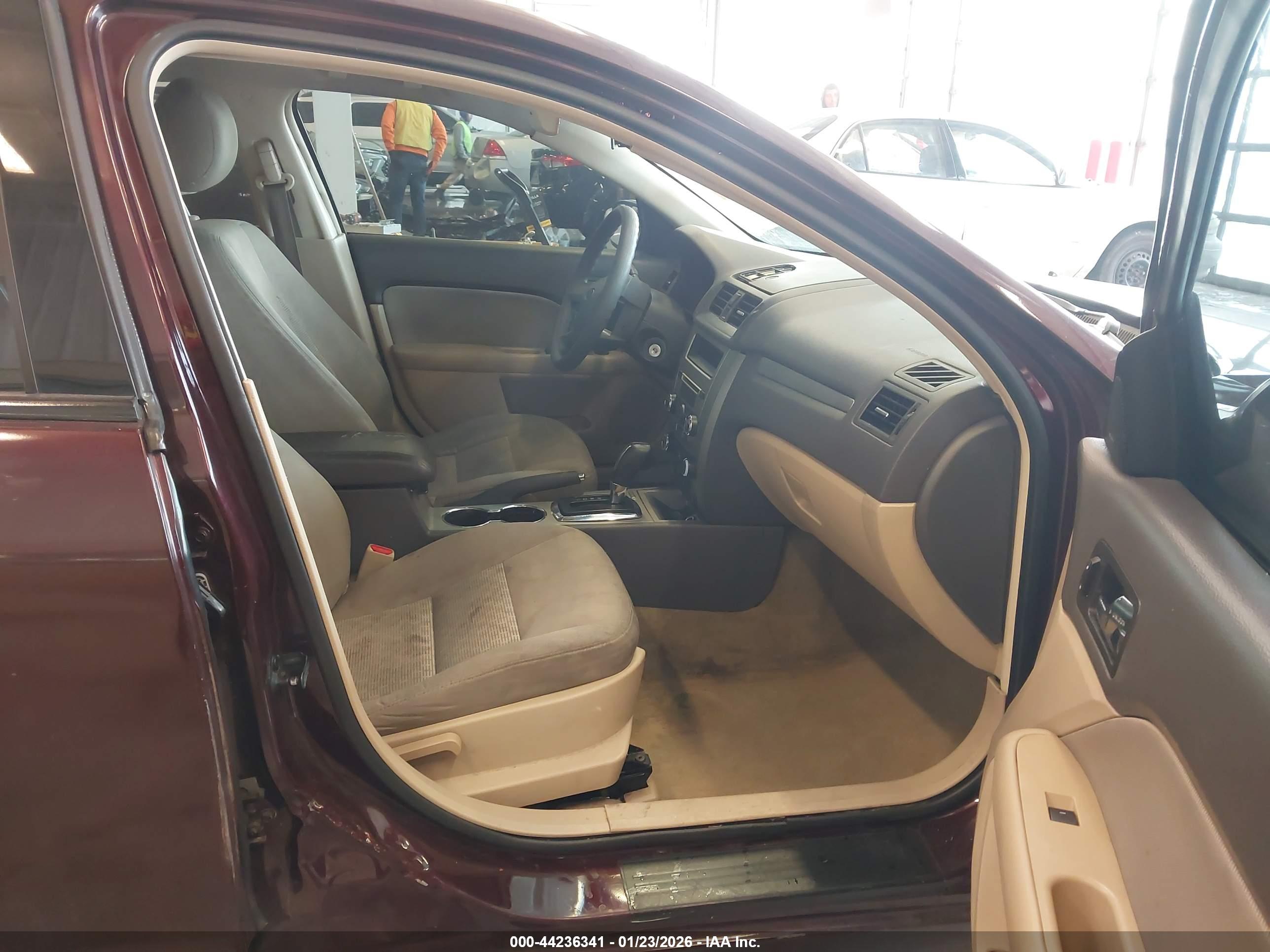 FORD FUSION image 5
