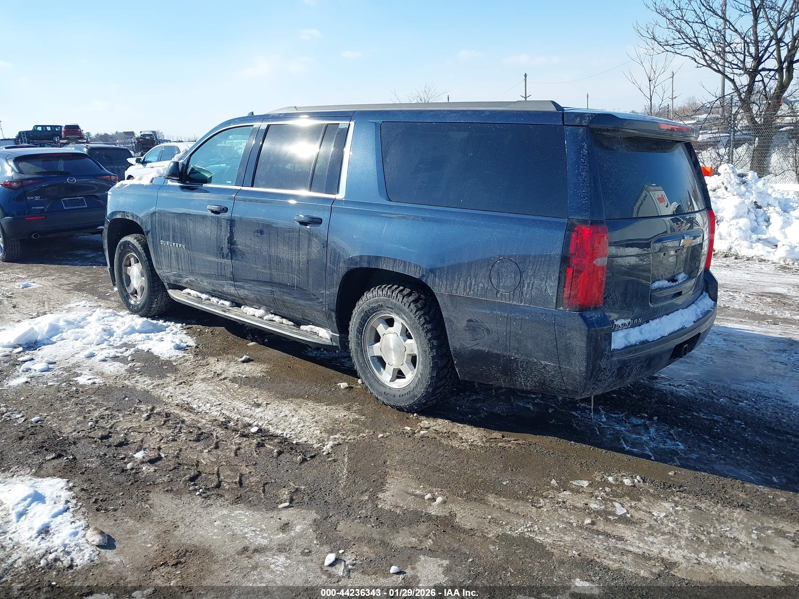CHEVROLET SUBURBAN image 3
