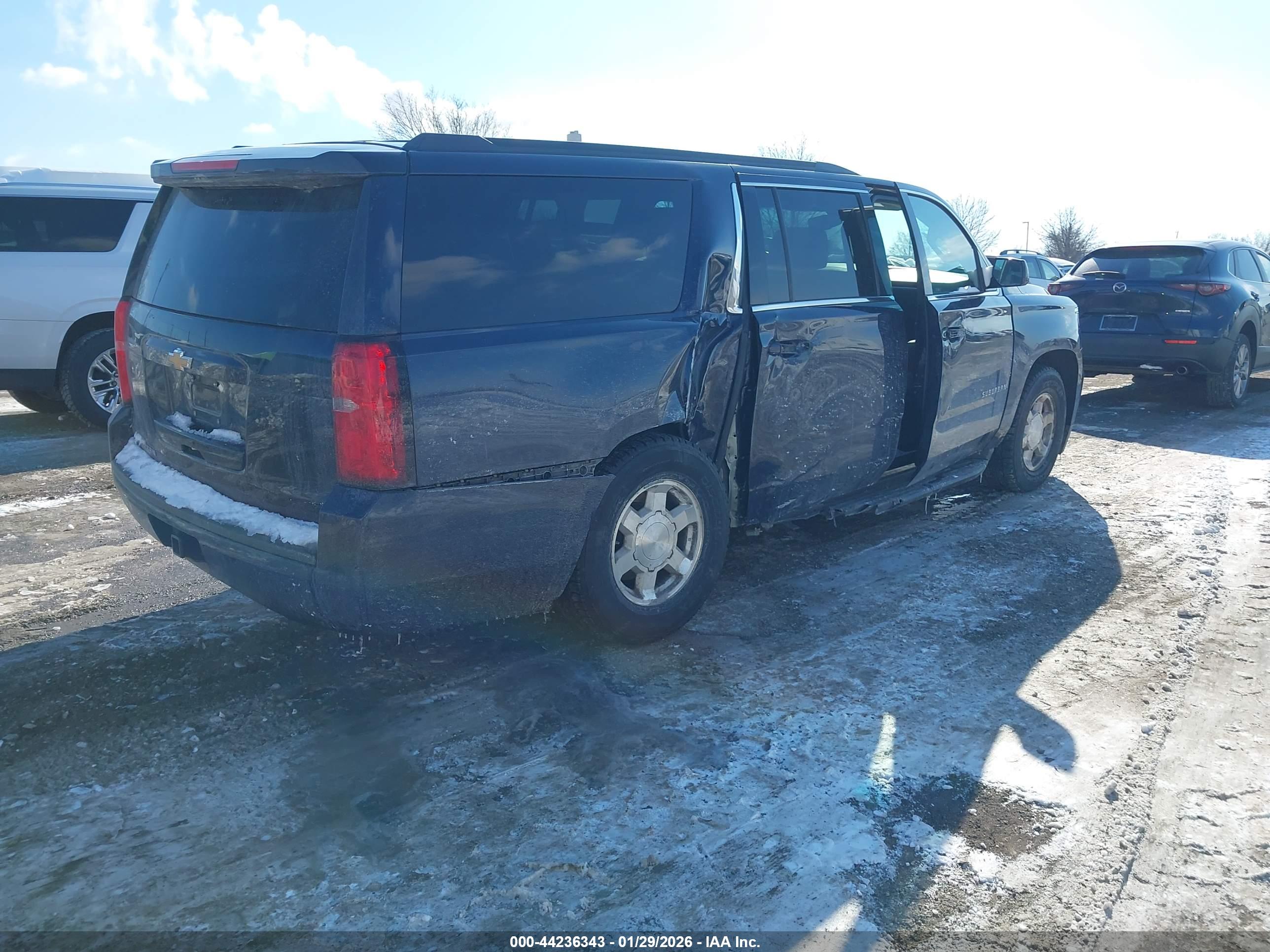 CHEVROLET SUBURBAN image 4