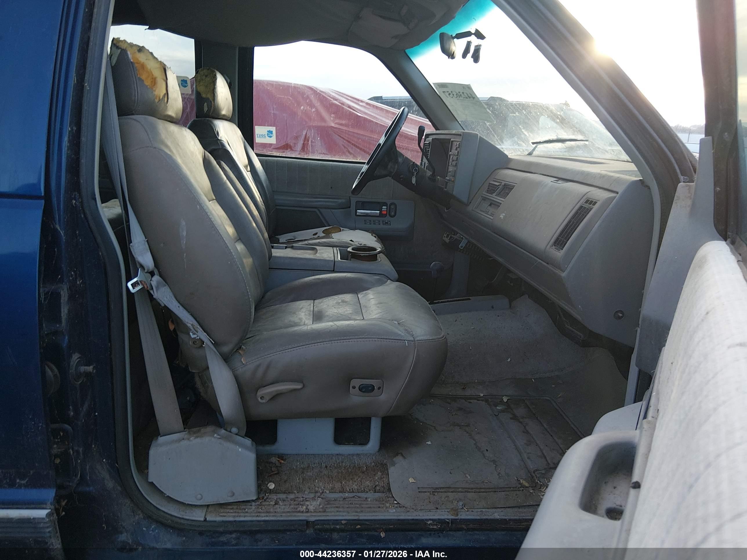 CHEVROLET SUBURBAN image 5