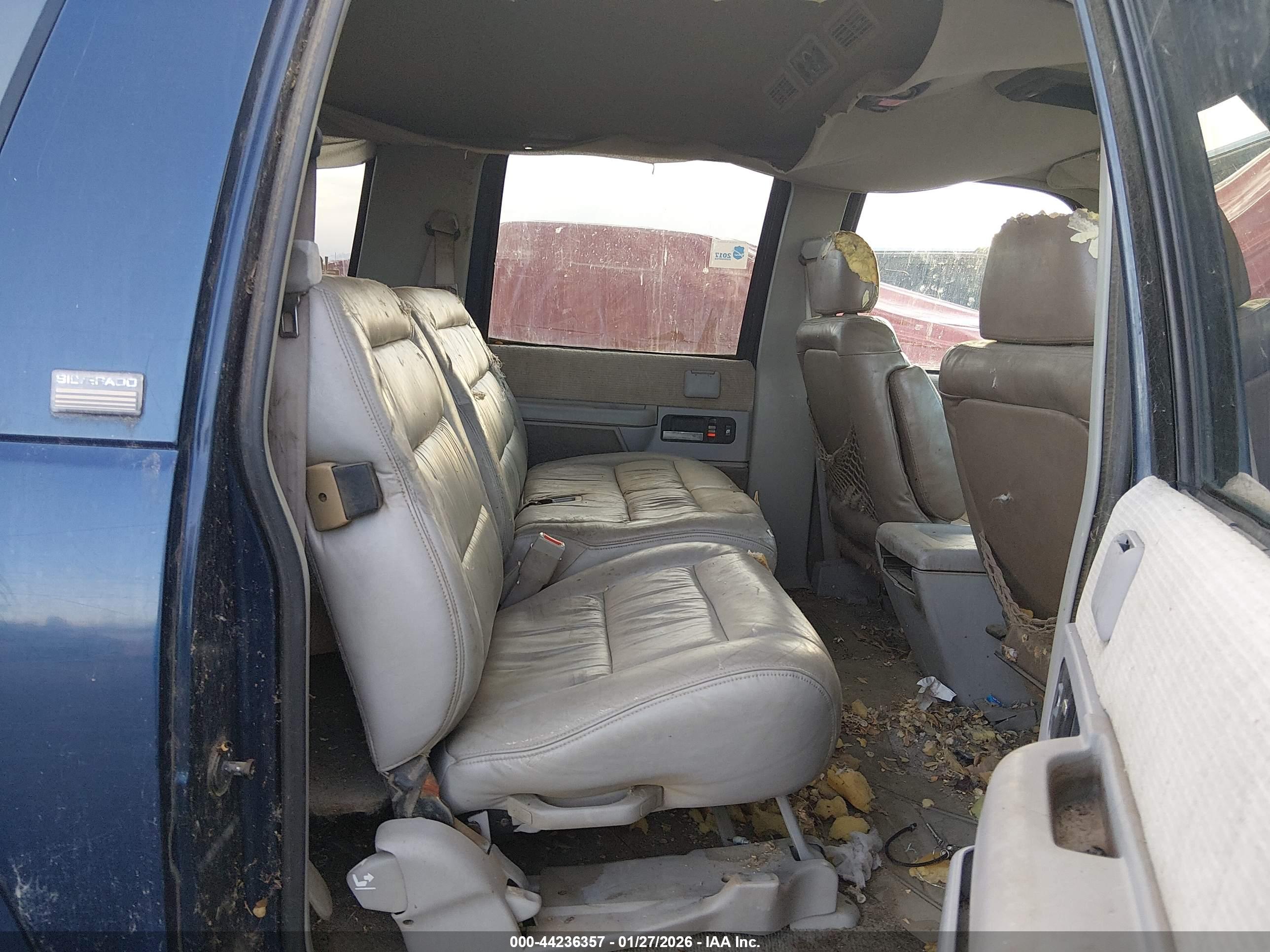 CHEVROLET SUBURBAN image 8