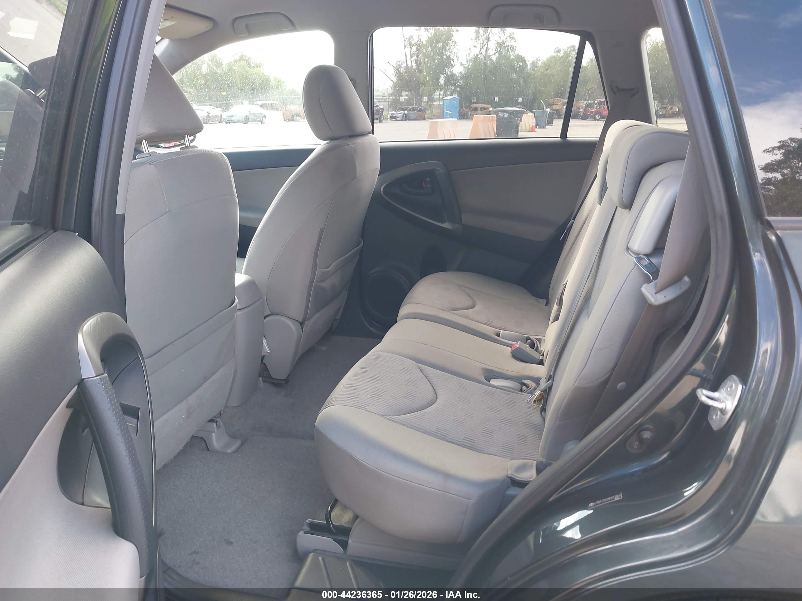 TOYOTA RAV4 image 8