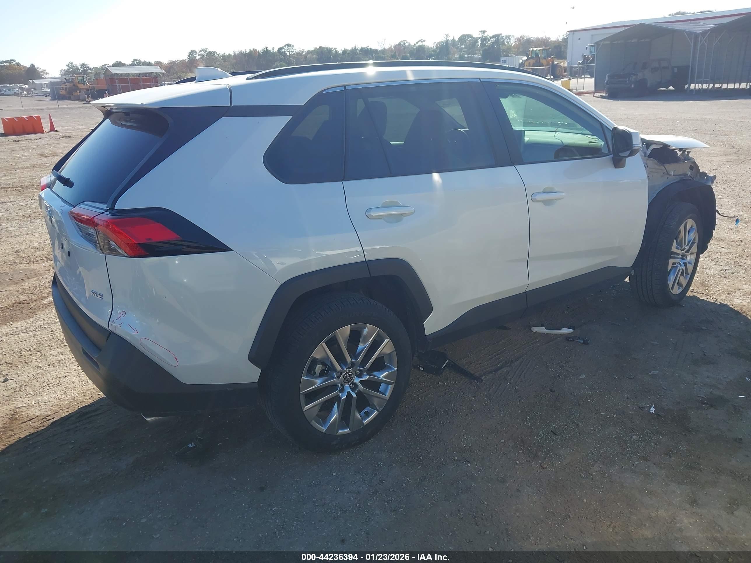 TOYOTA RAV4 image 4