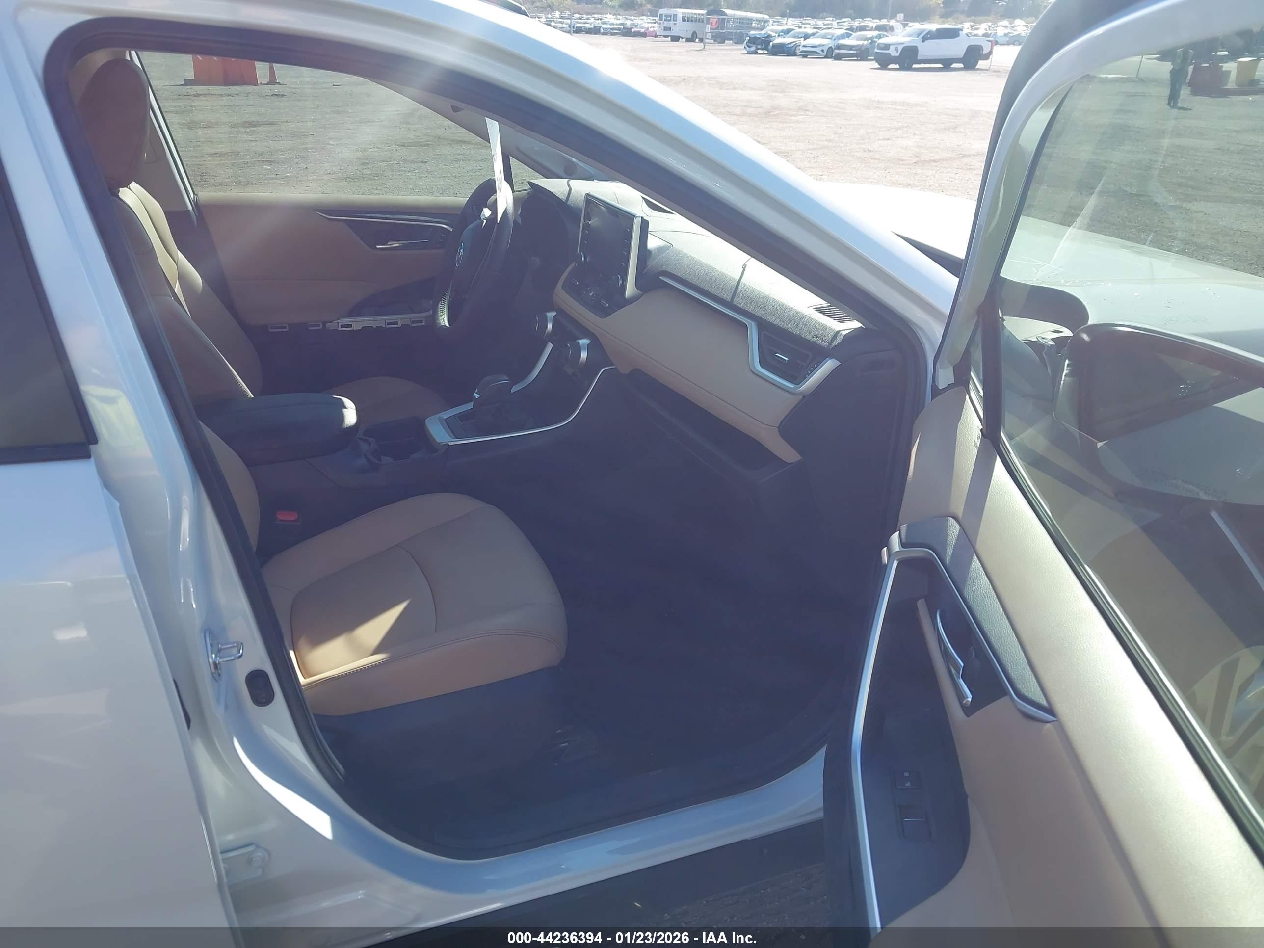 TOYOTA RAV4 image 5