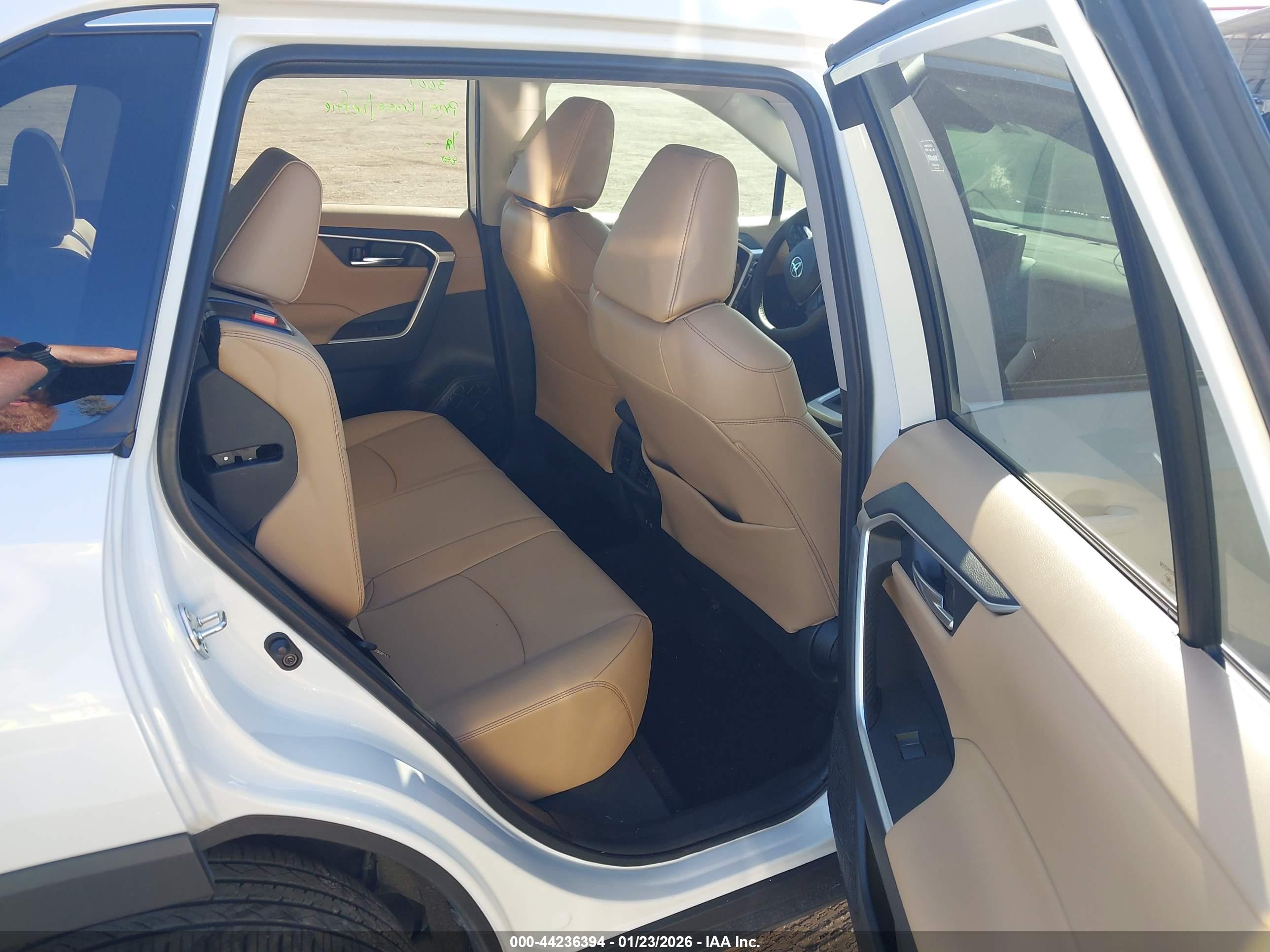 TOYOTA RAV4 image 8