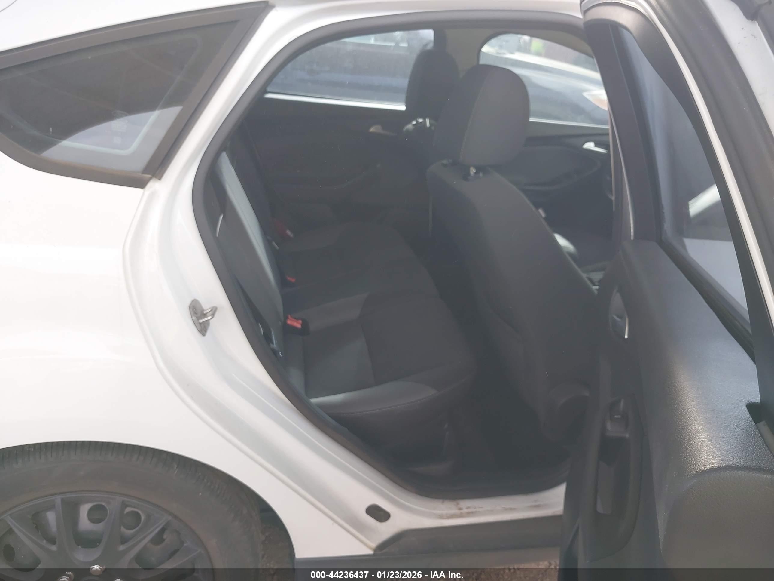 FORD FOCUS image 8