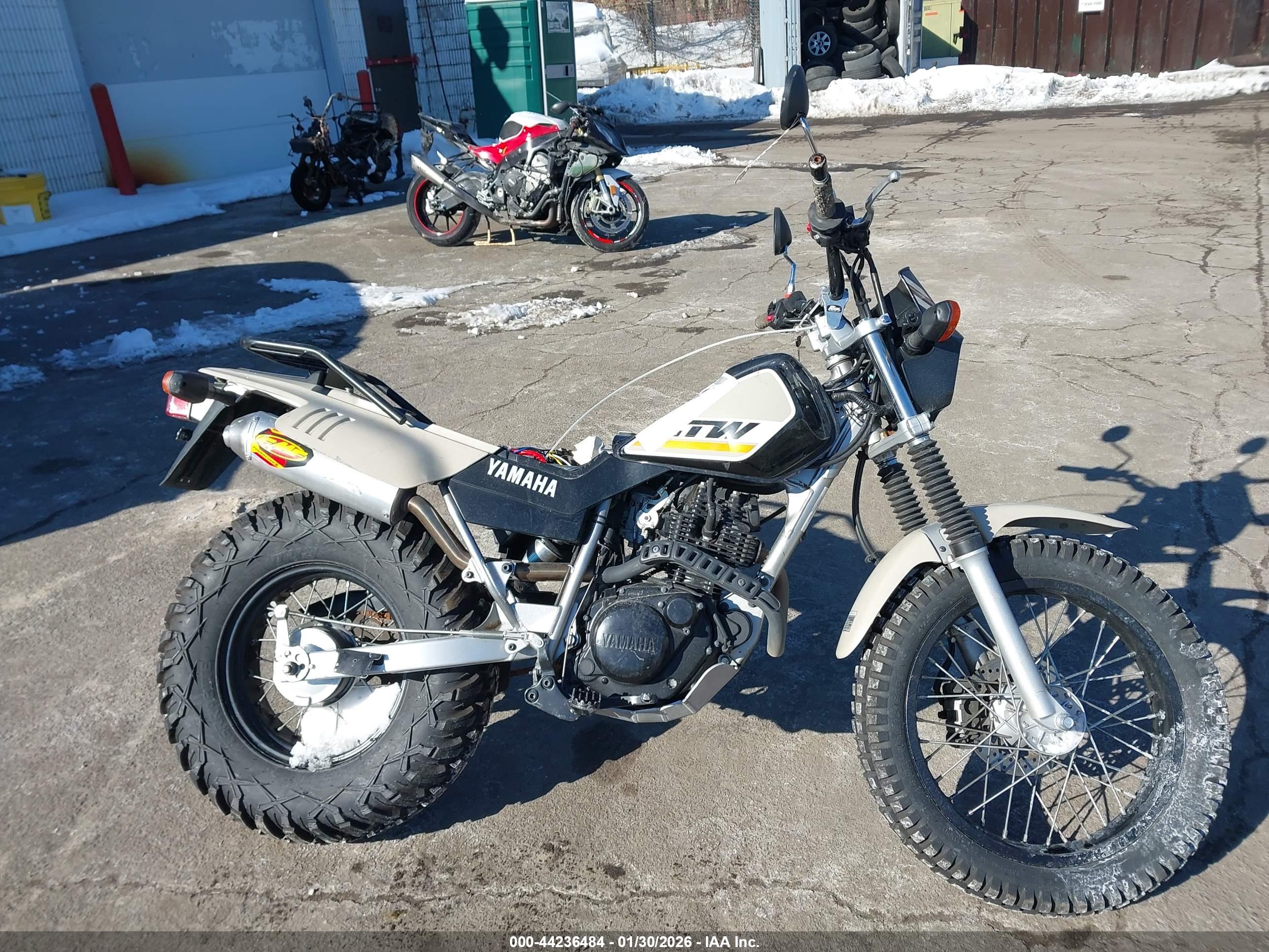 YAMAHA TW200 image 8