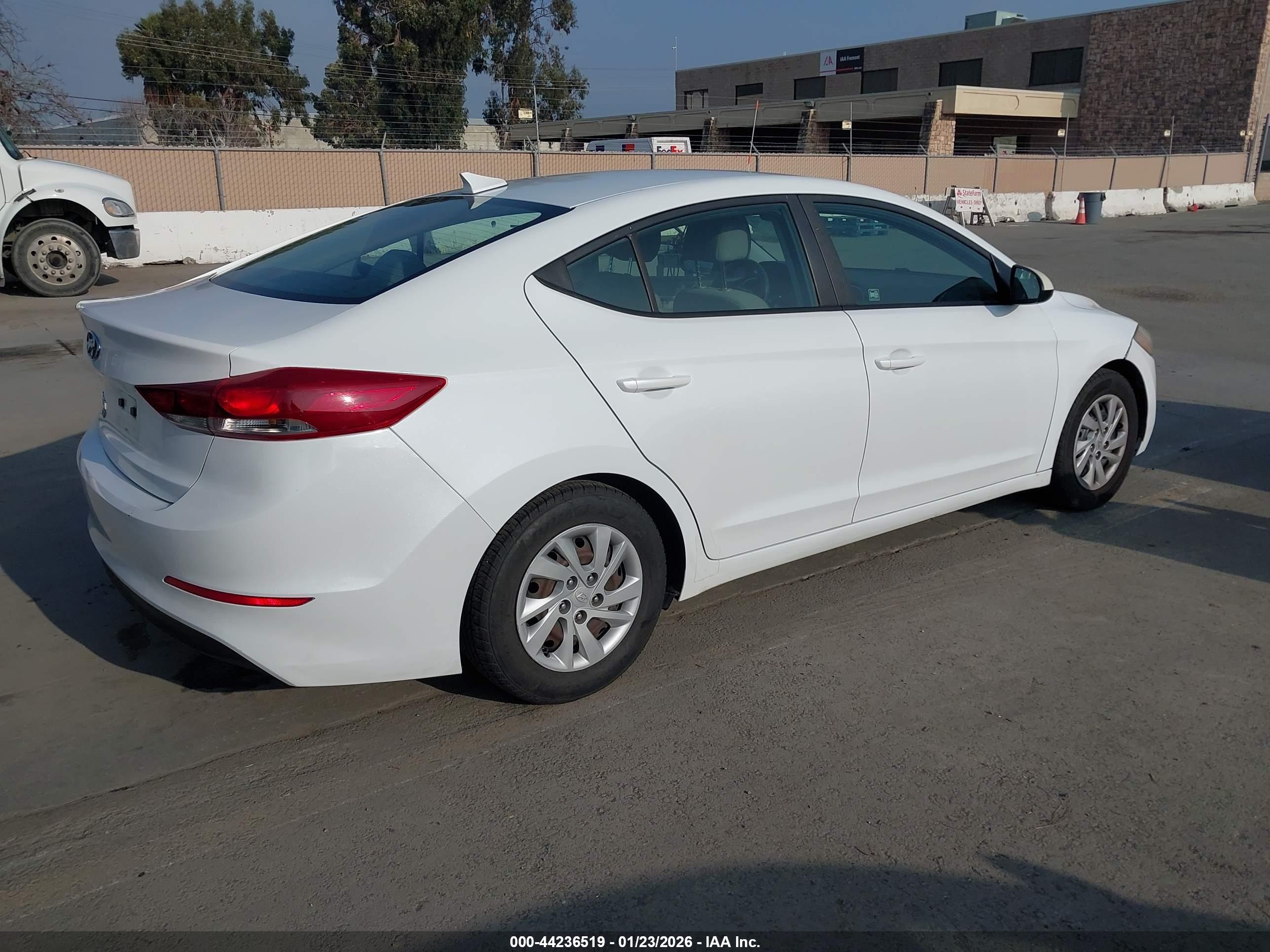 HYUNDAI ELANTRA image 4