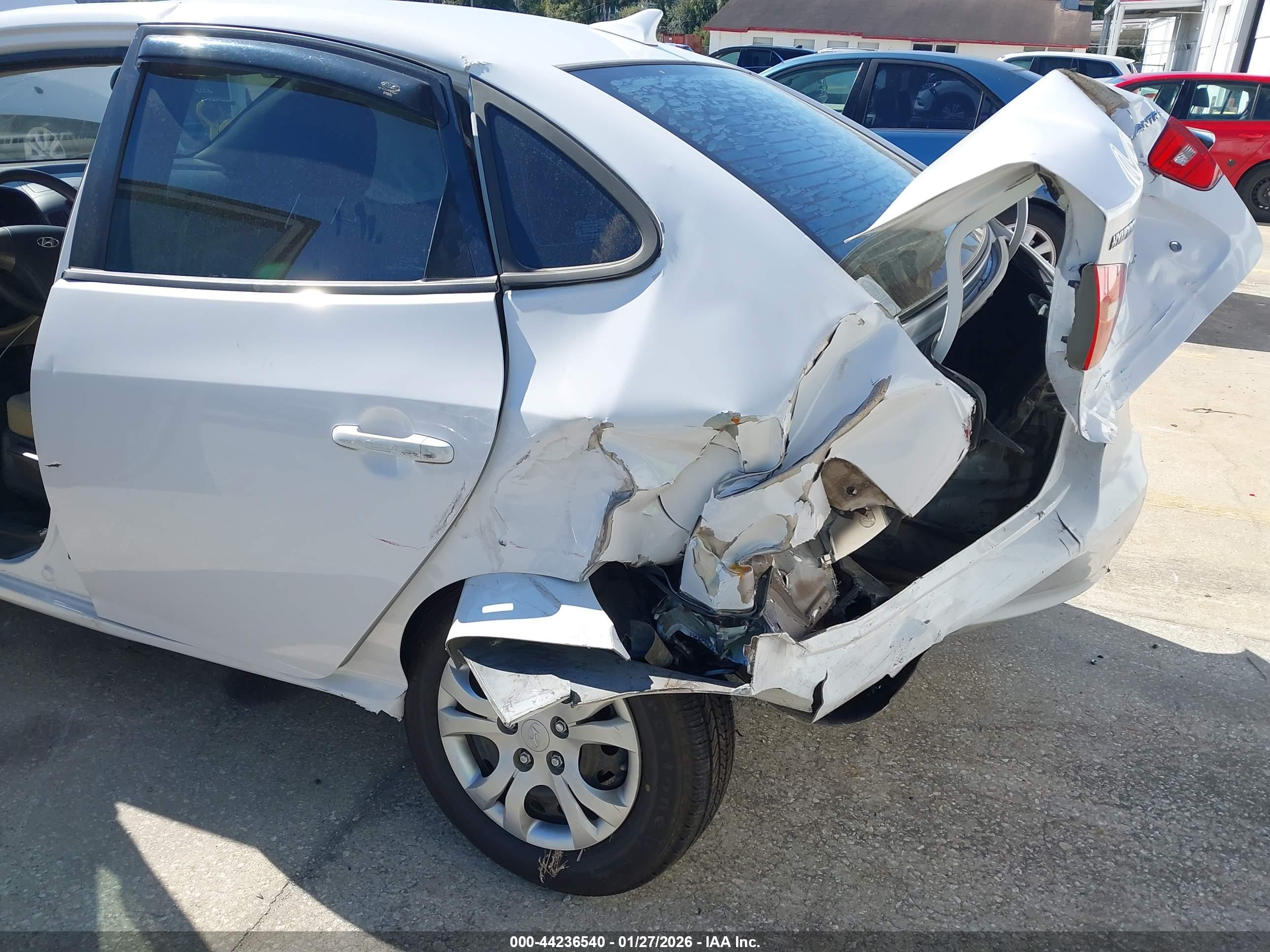 HYUNDAI ELANTRA image 6