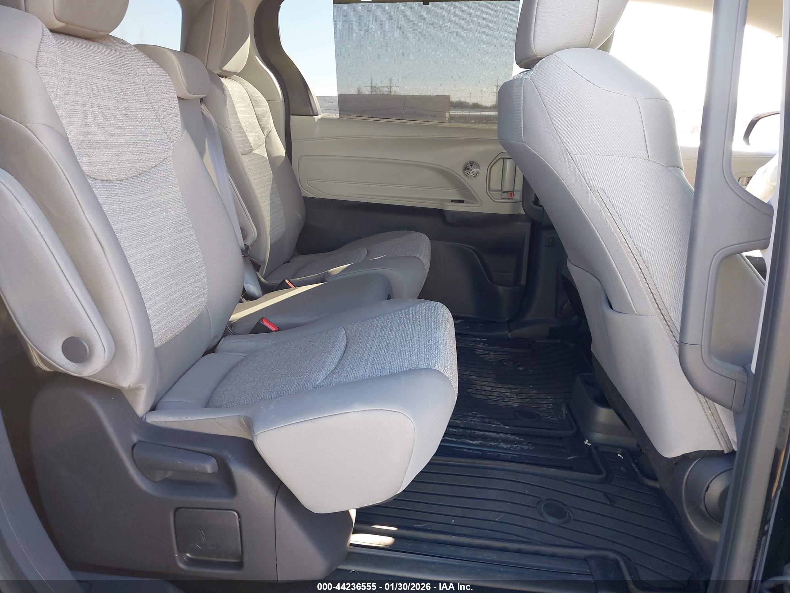 TOYOTA SIENNA image 8