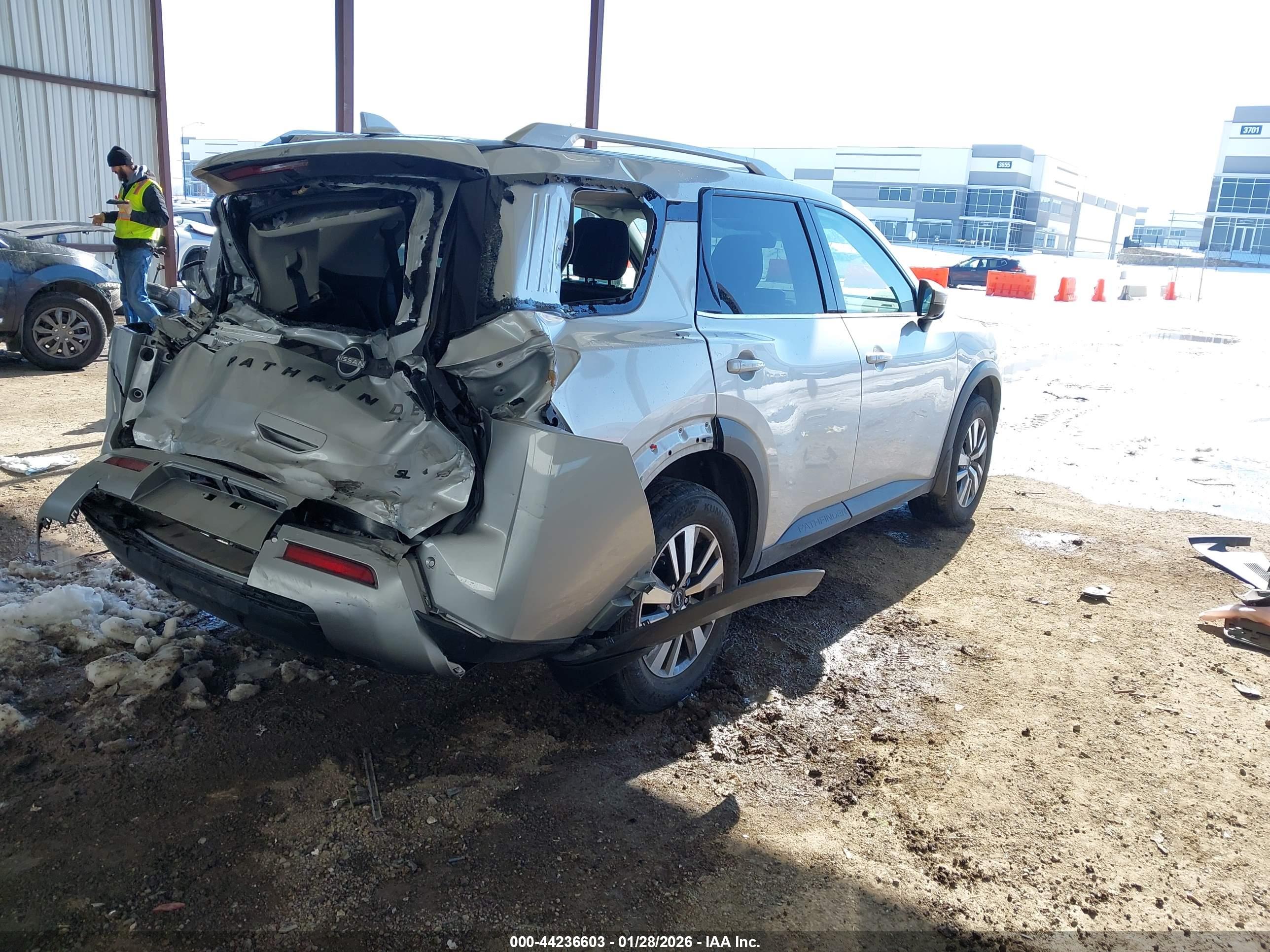 NISSAN PATHFINDER image 4