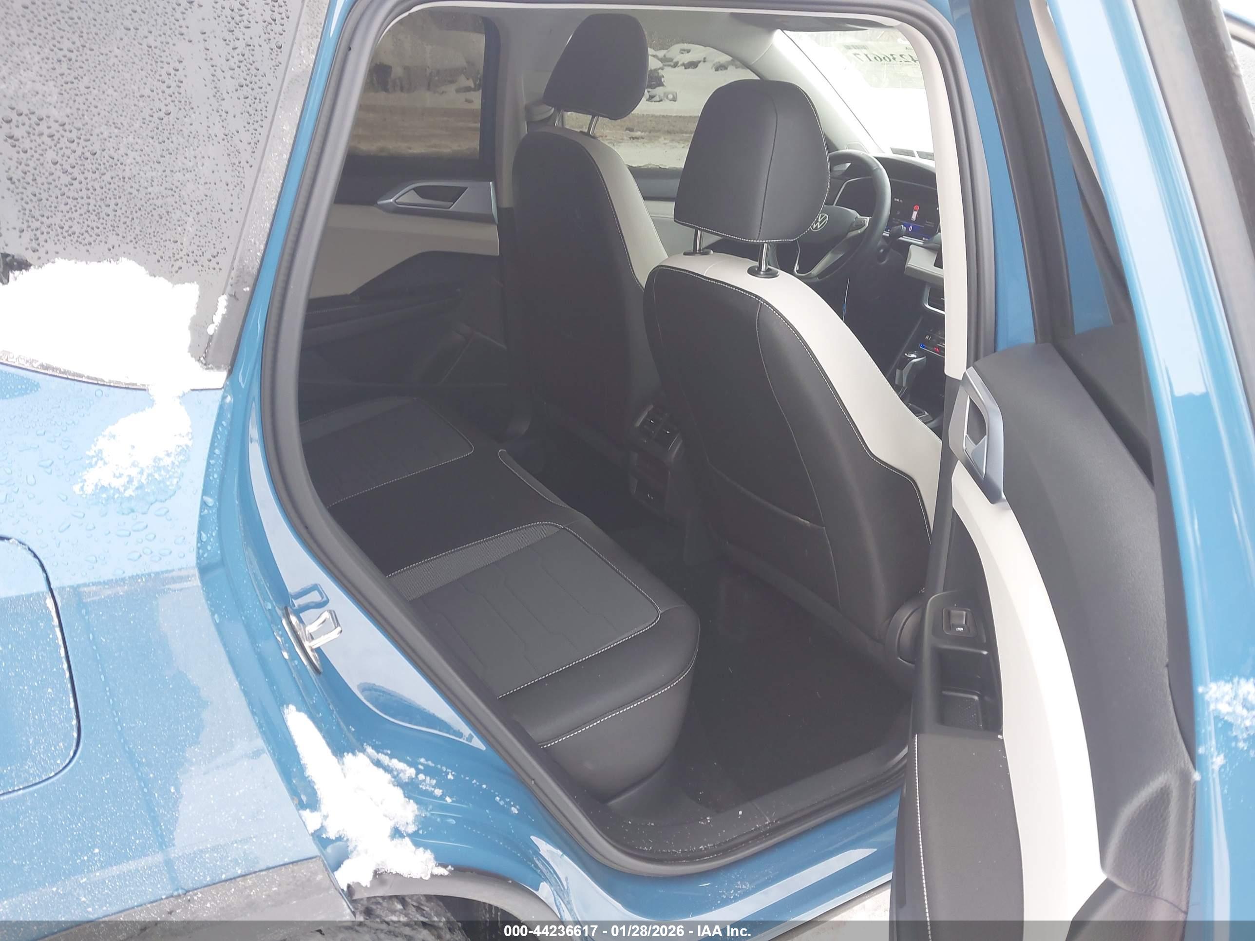 VOLKSWAGEN TAOS image 8