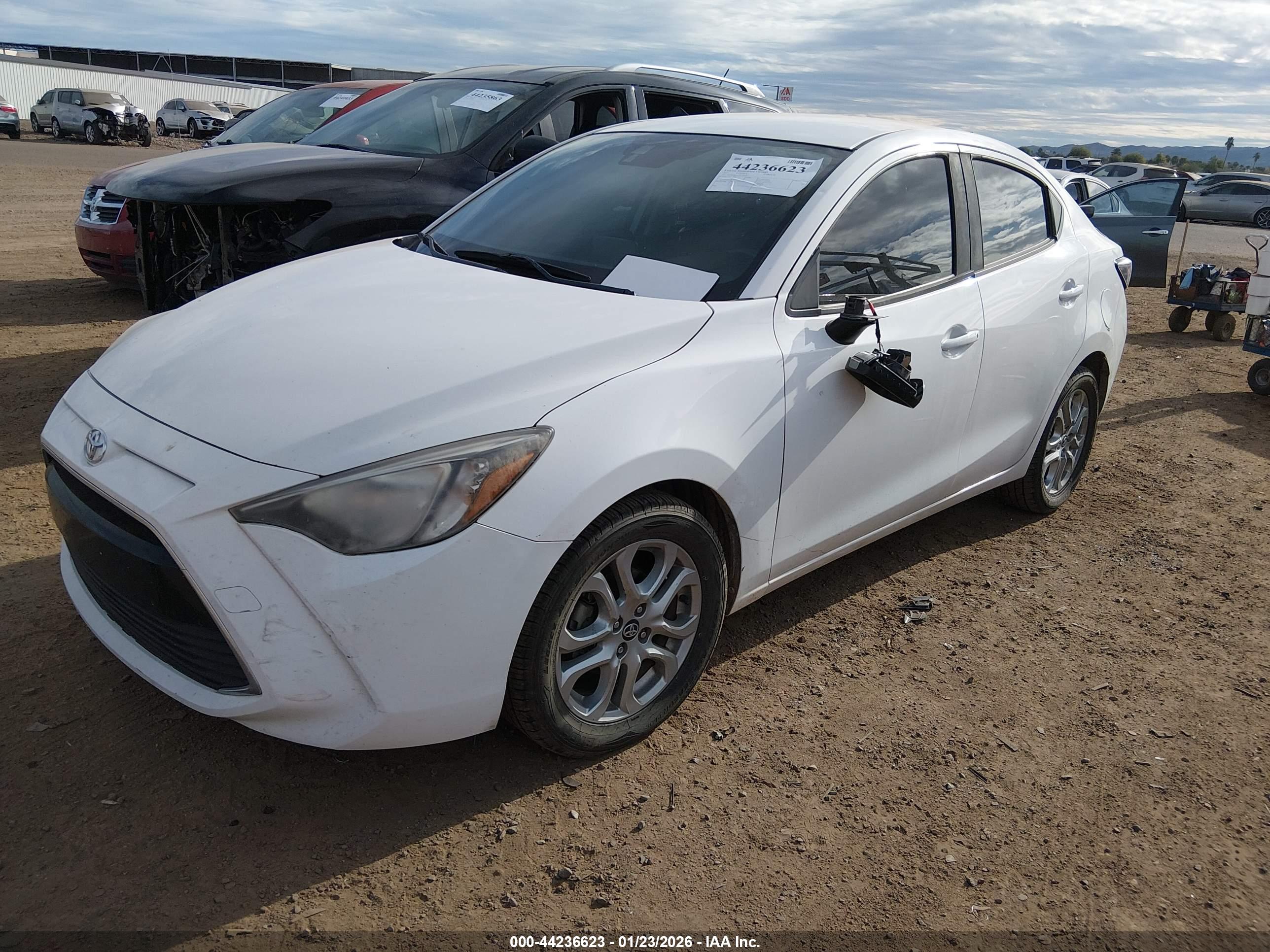 TOYOTA YARIS image 2