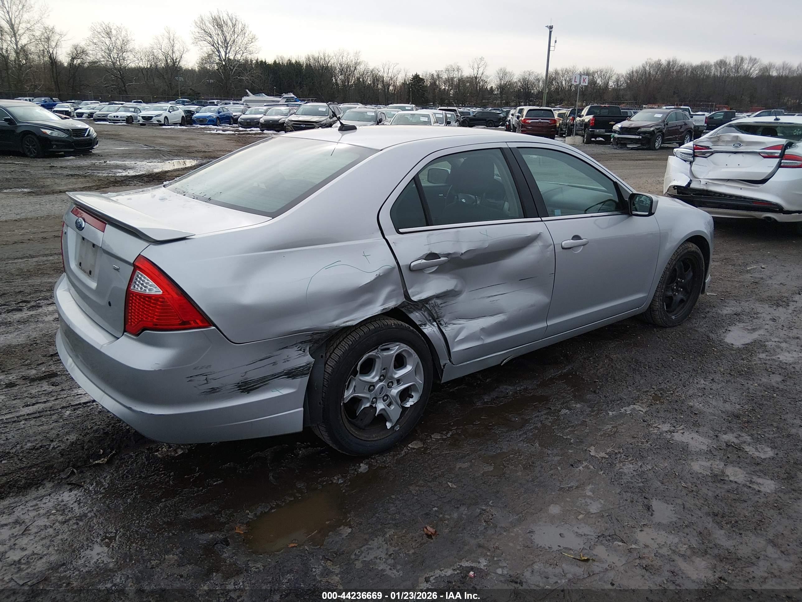 FORD FUSION image 4