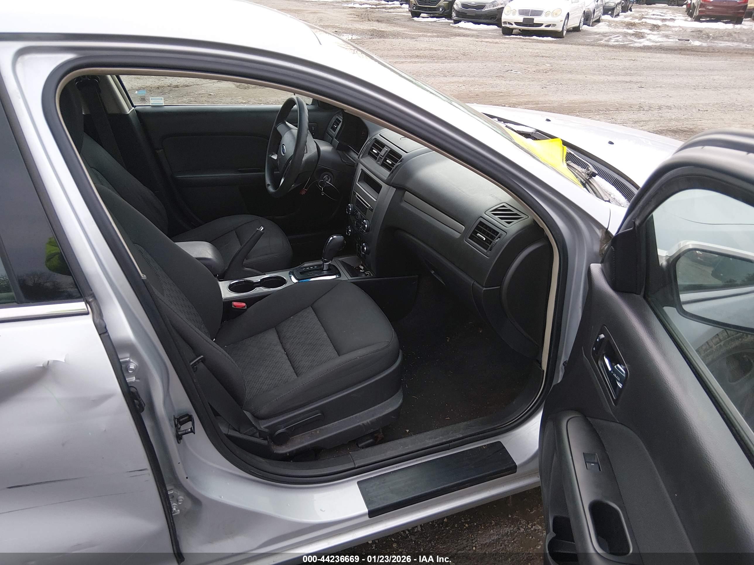 FORD FUSION image 5