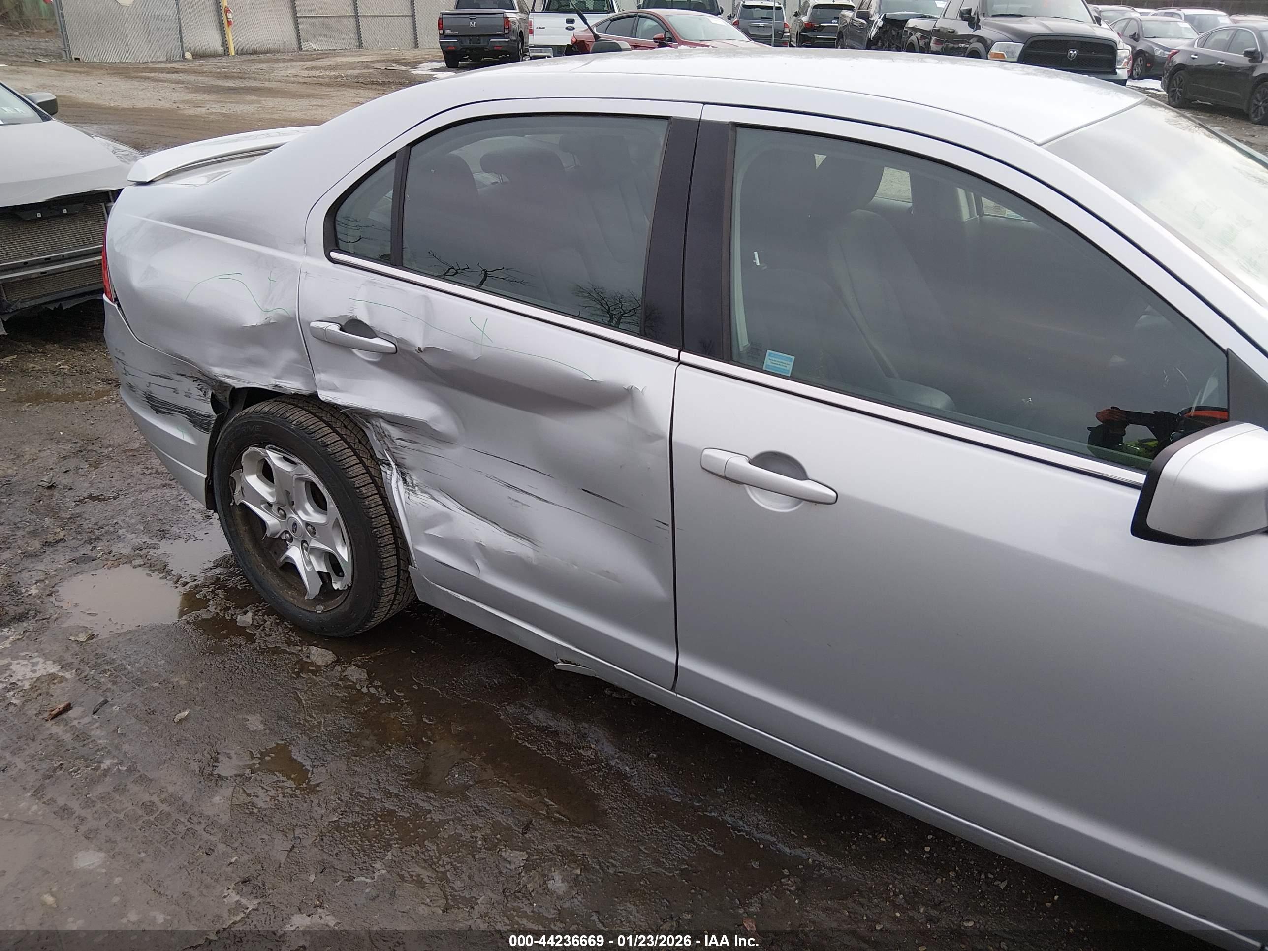 FORD FUSION image 6