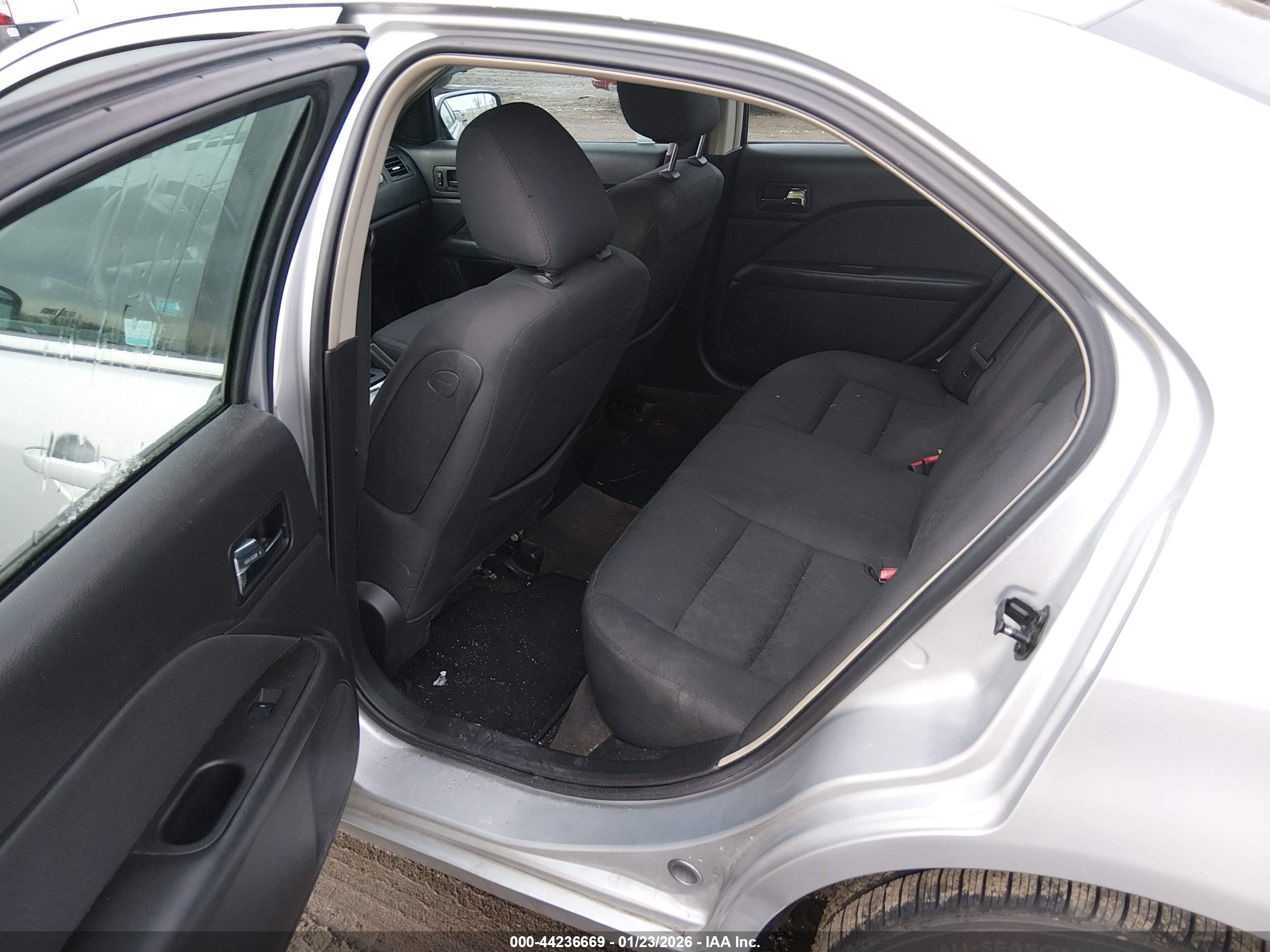 FORD FUSION image 8