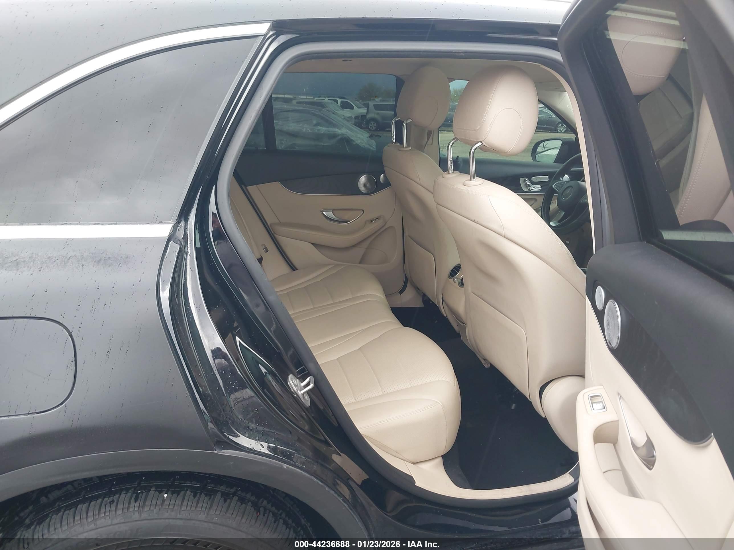 MERCEDES-BENZ GLC image 8