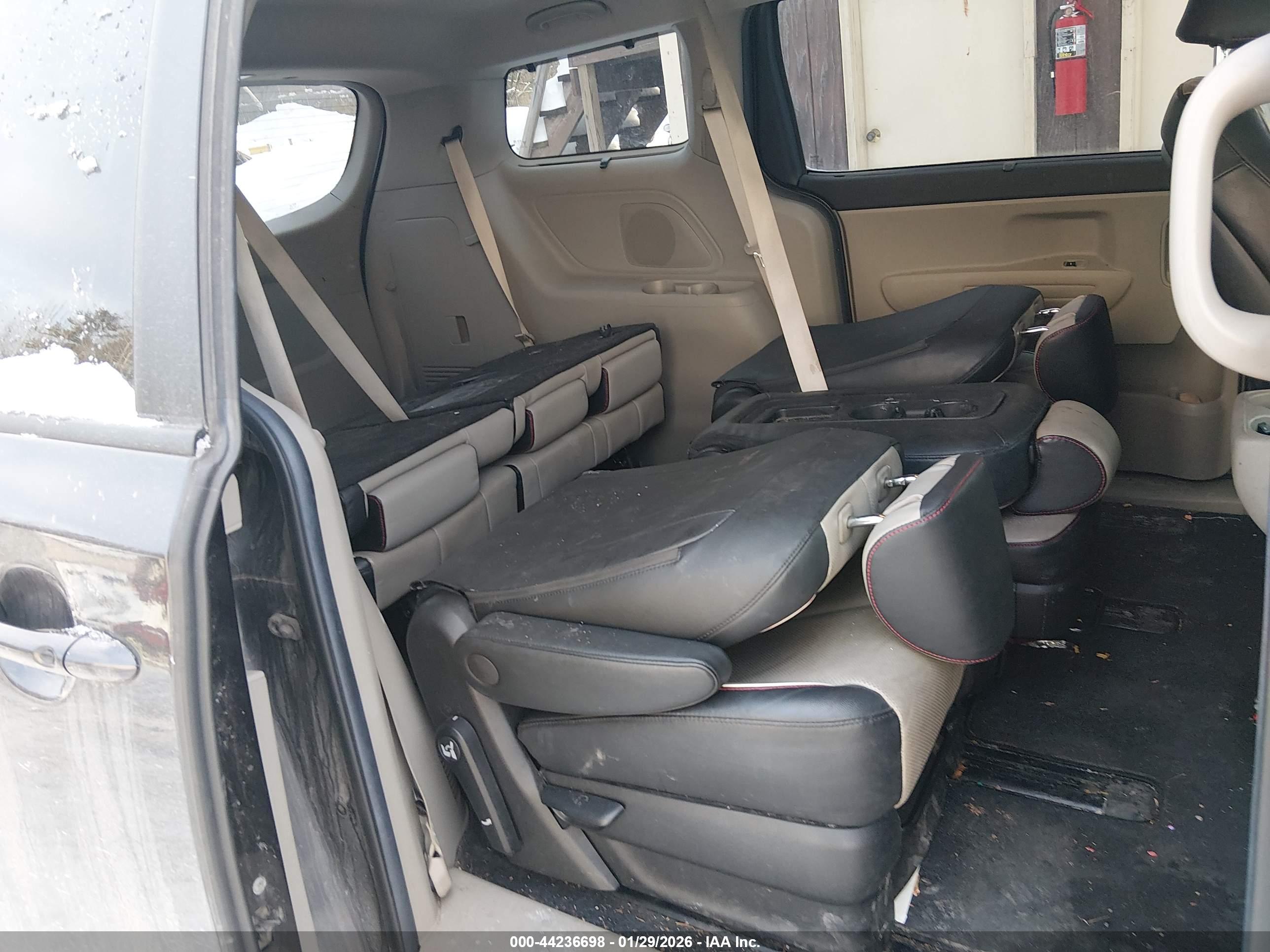 KIA SEDONA image 8