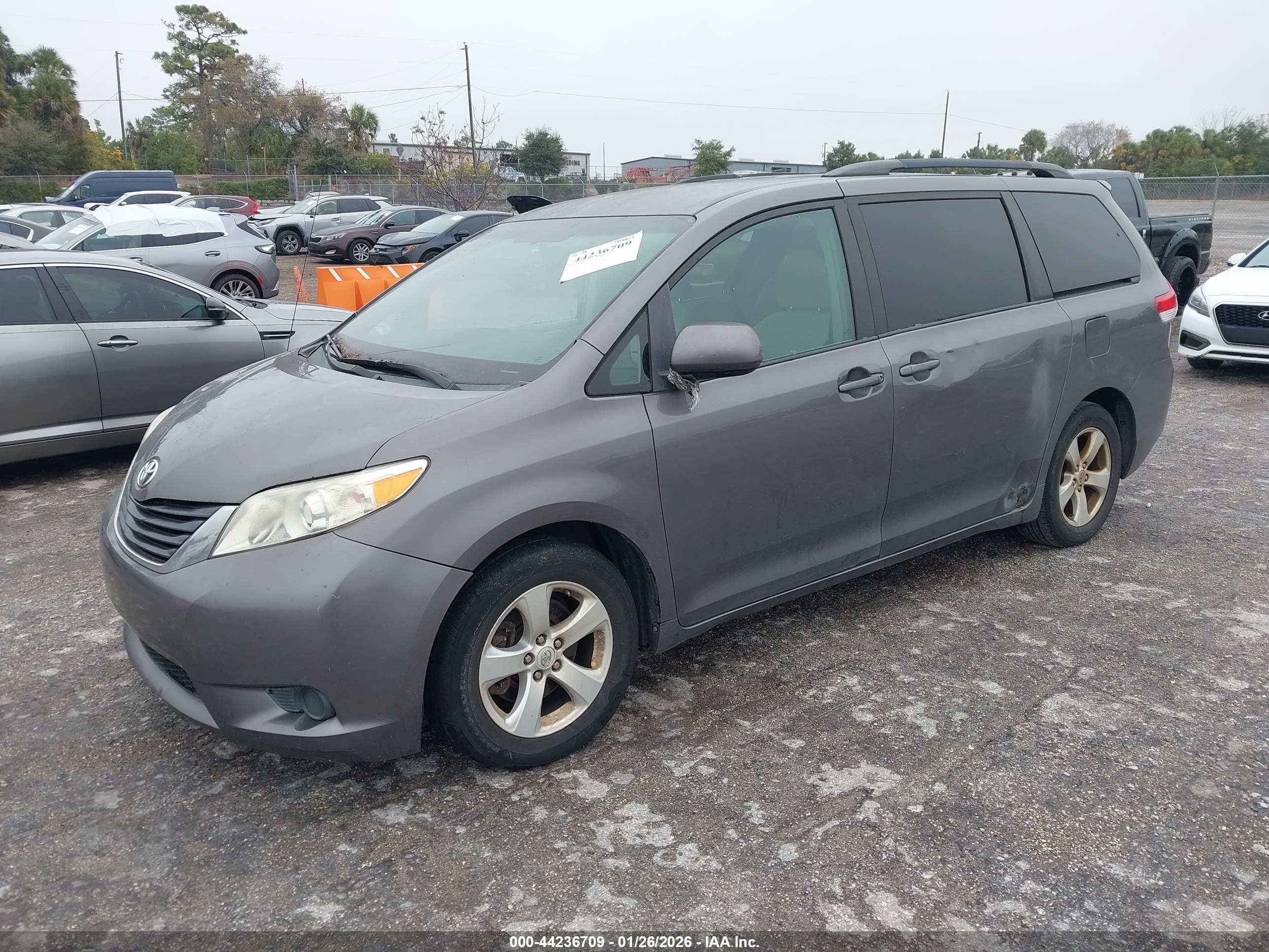 TOYOTA SIENNA image 2