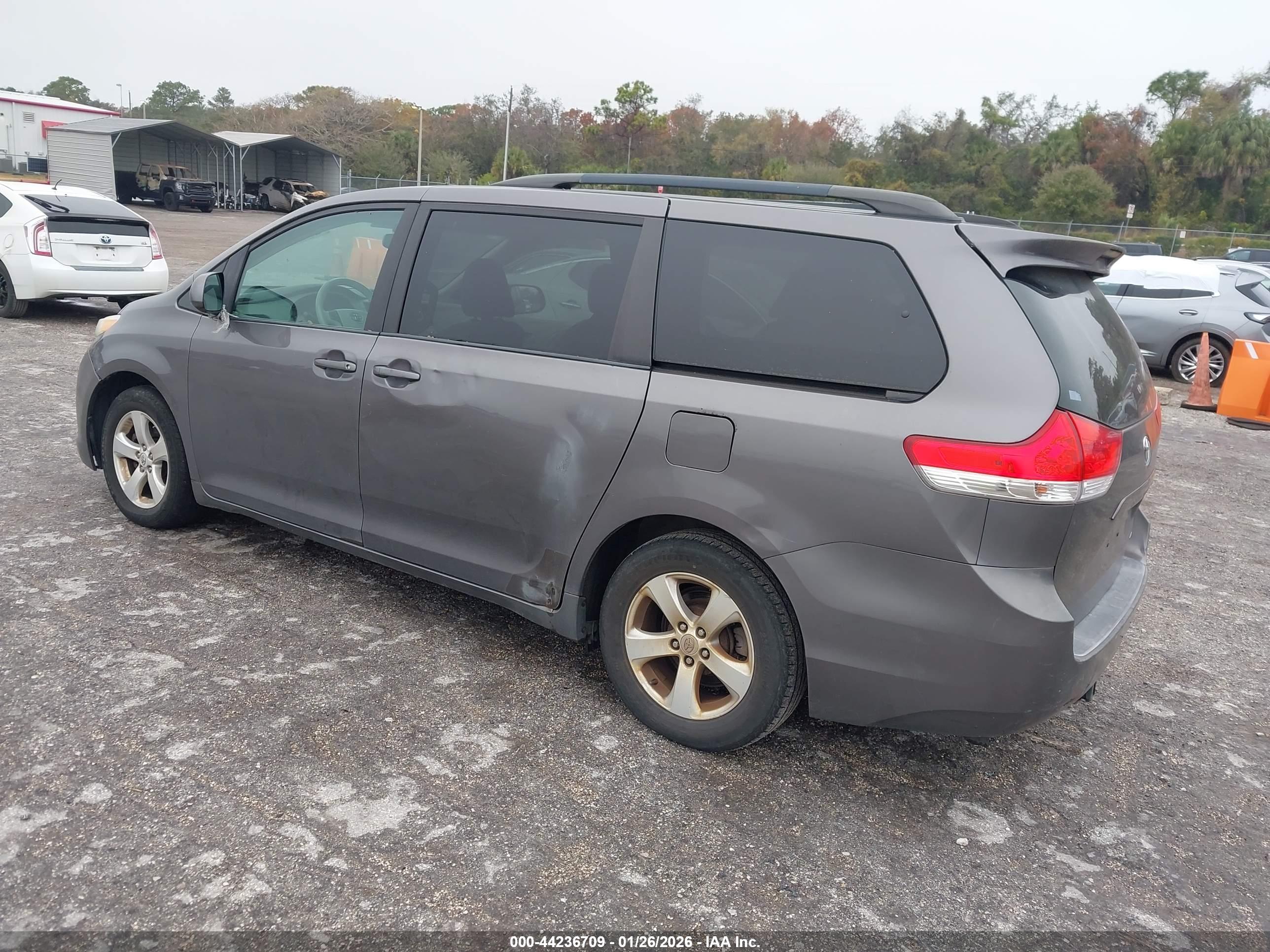 TOYOTA SIENNA image 3