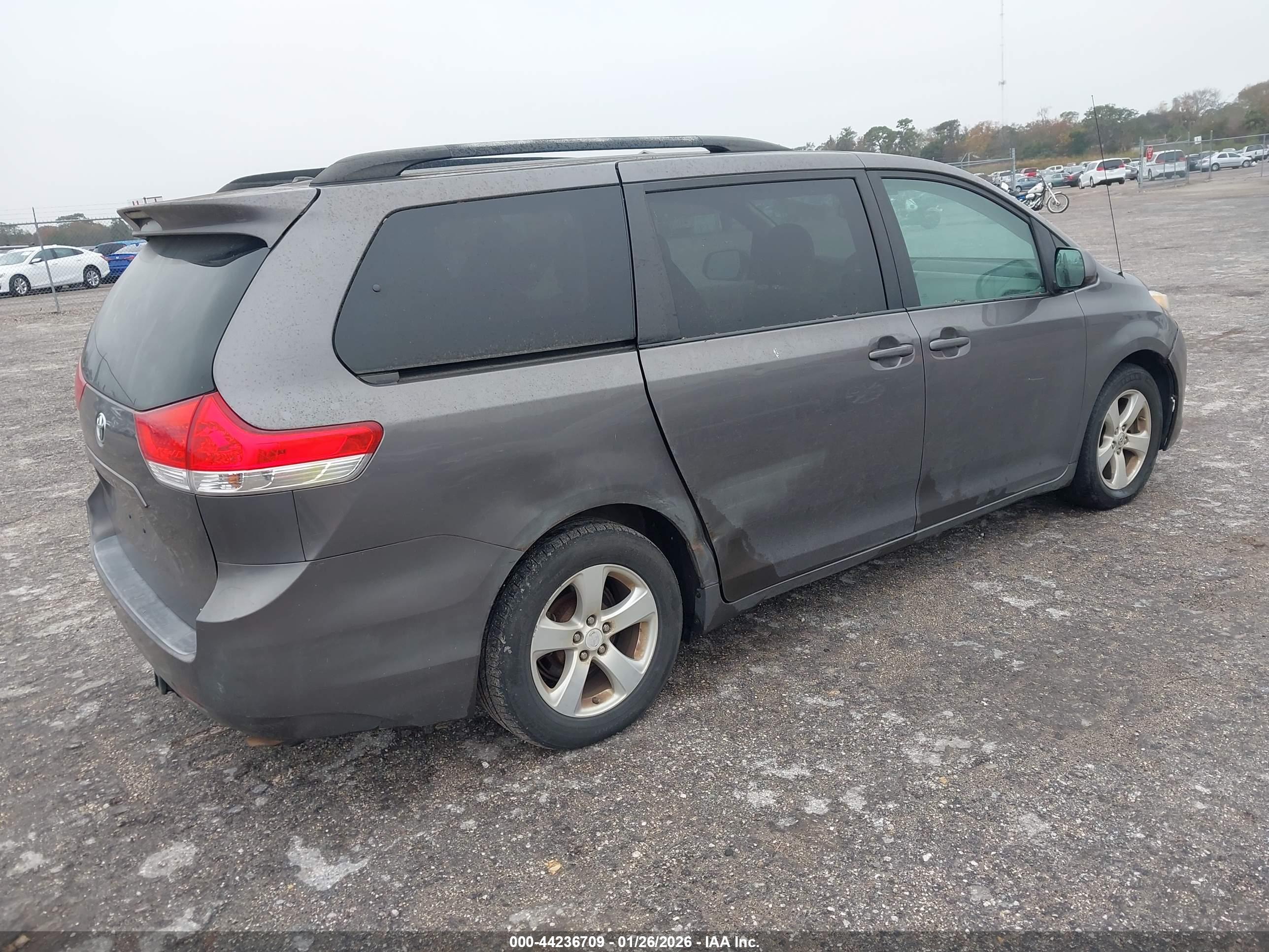TOYOTA SIENNA image 4