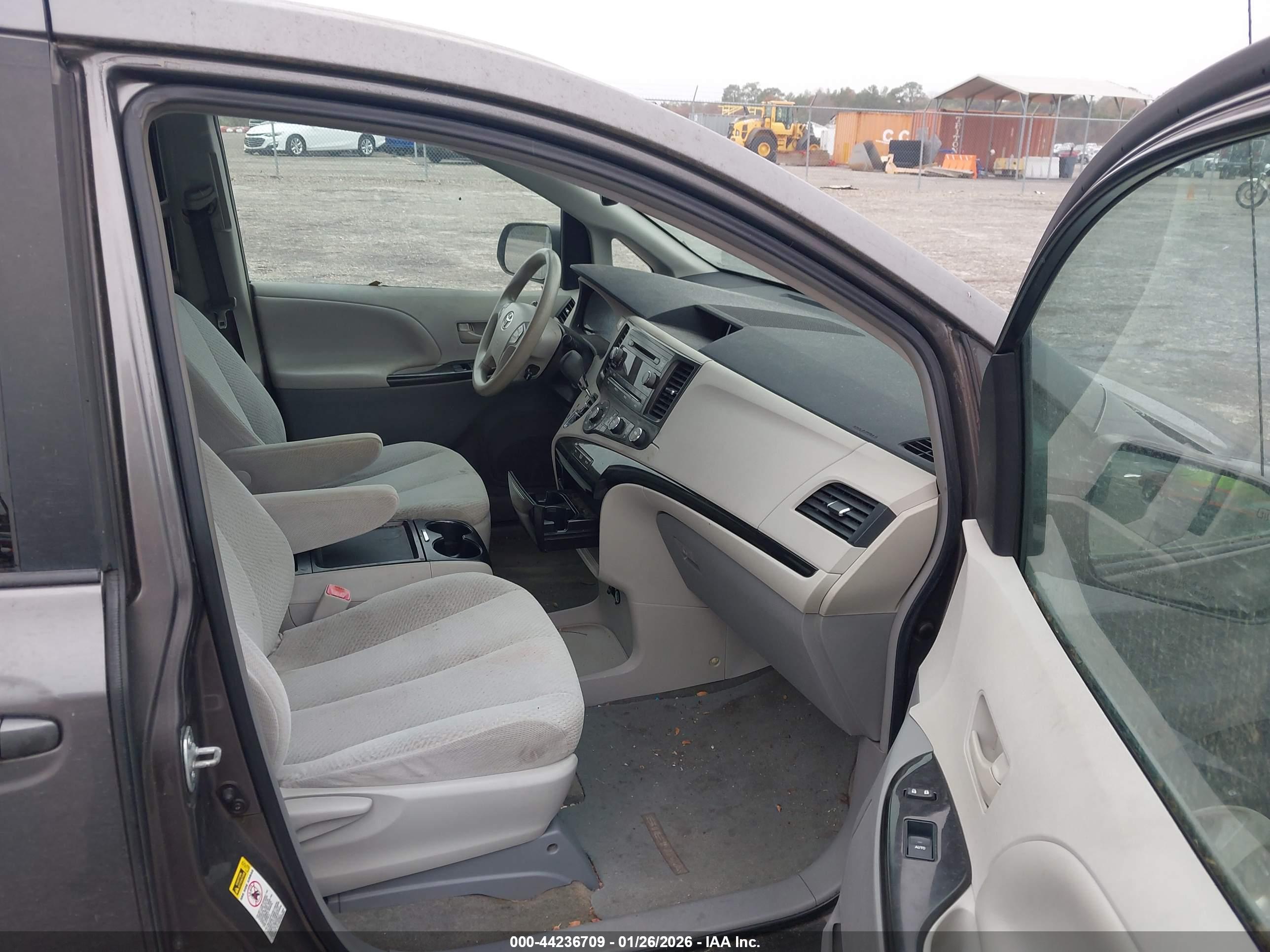 TOYOTA SIENNA image 5