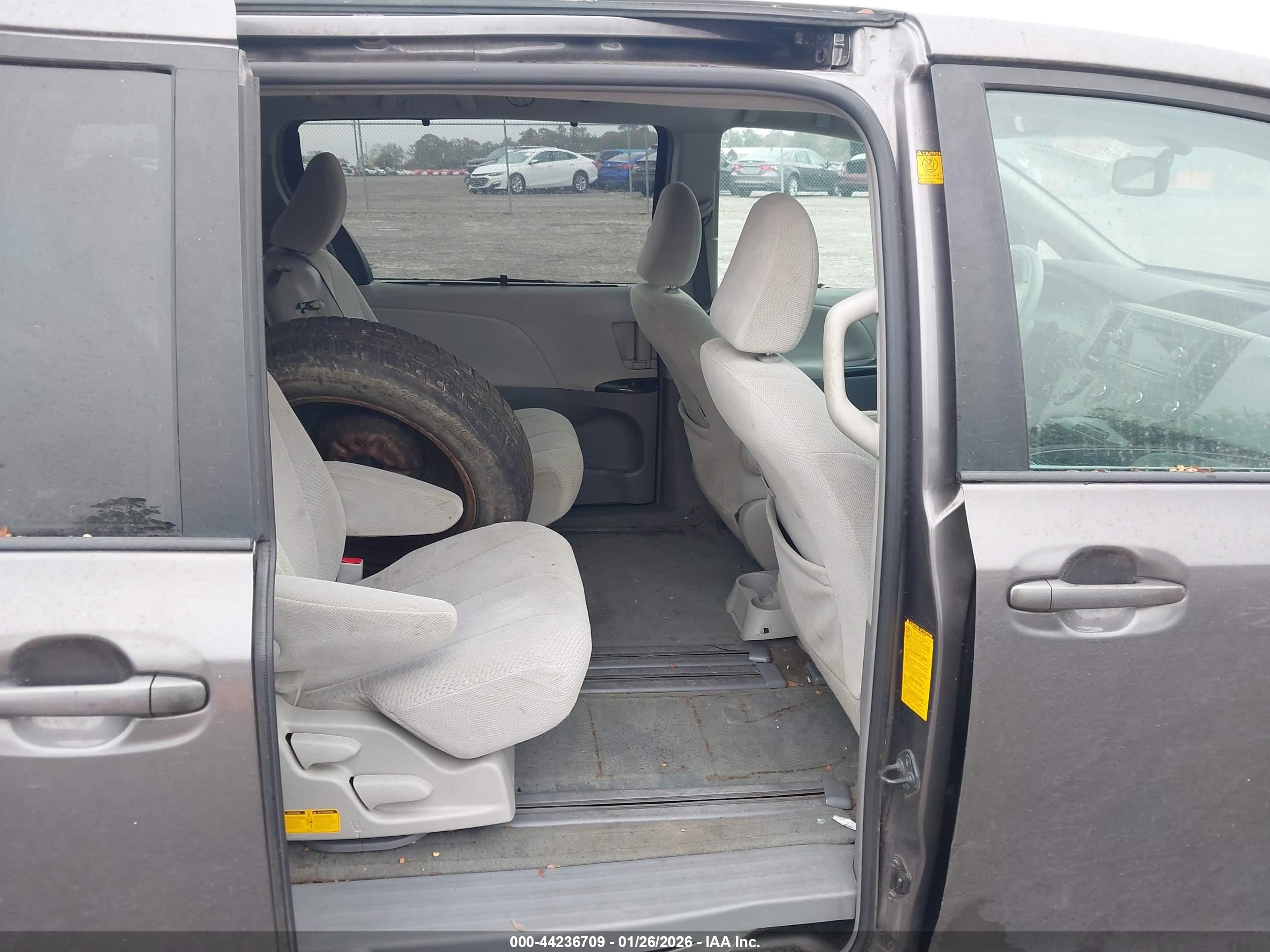 TOYOTA SIENNA image 8