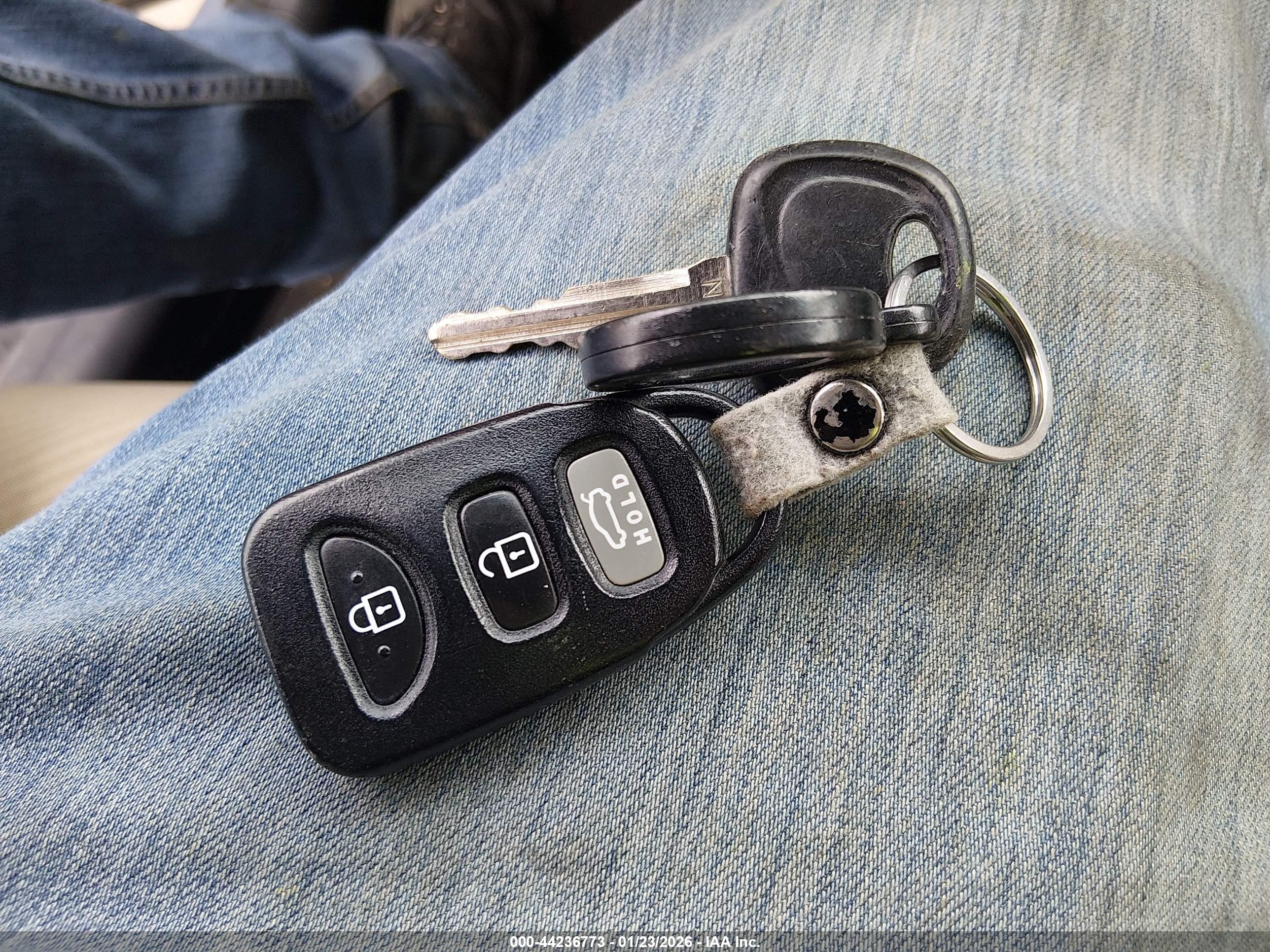 HYUNDAI ELANTRA image 11