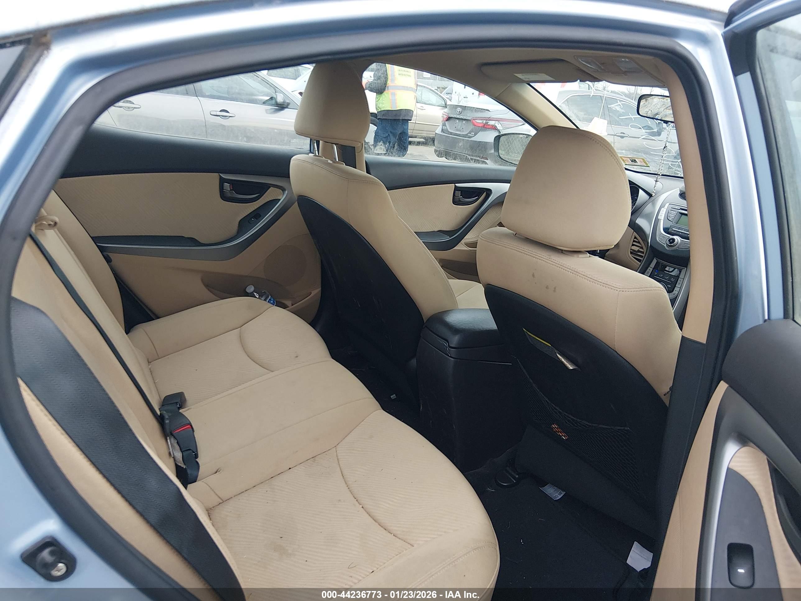 HYUNDAI ELANTRA image 8