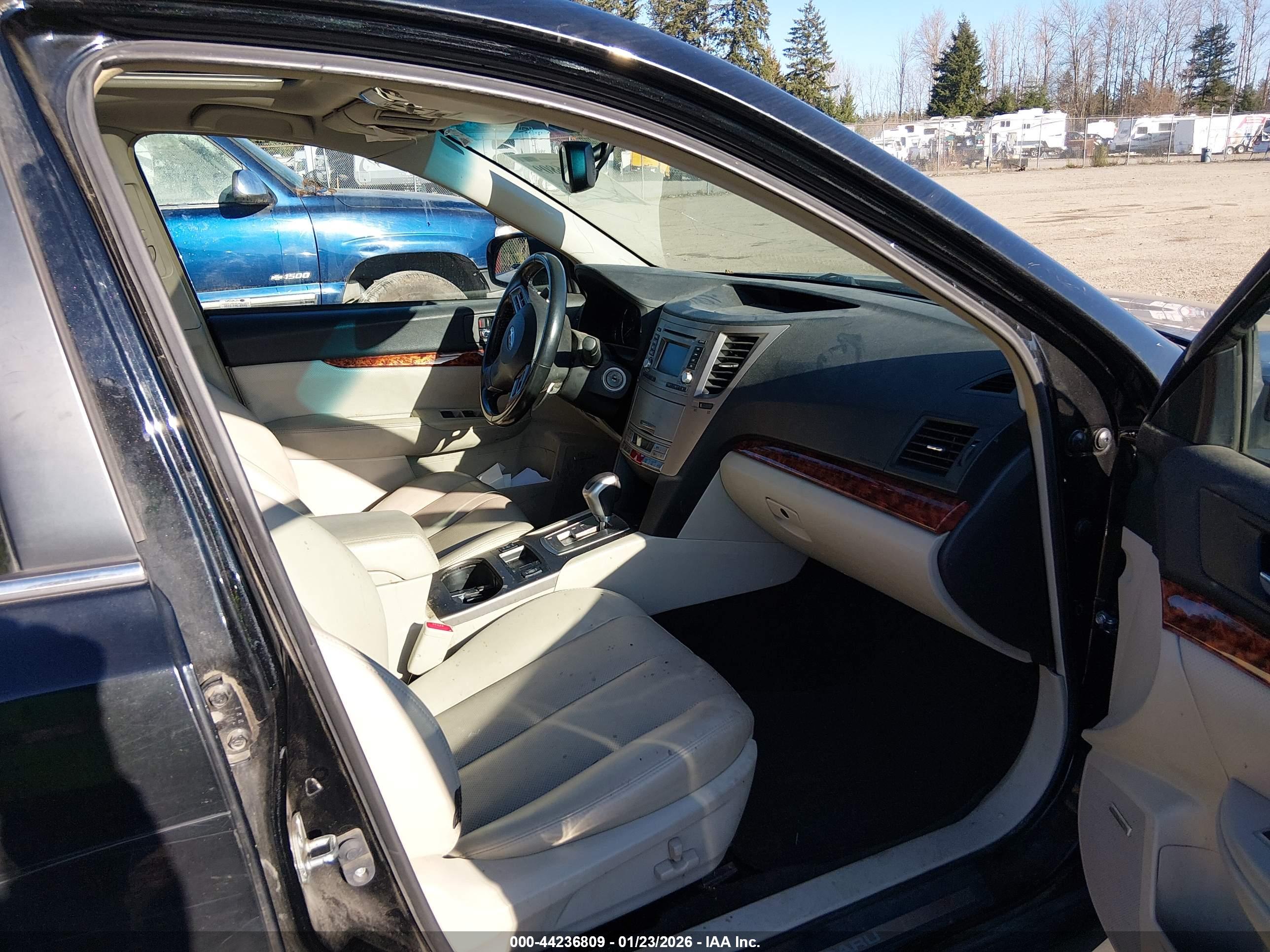 SUBARU OUTBACK image 5
