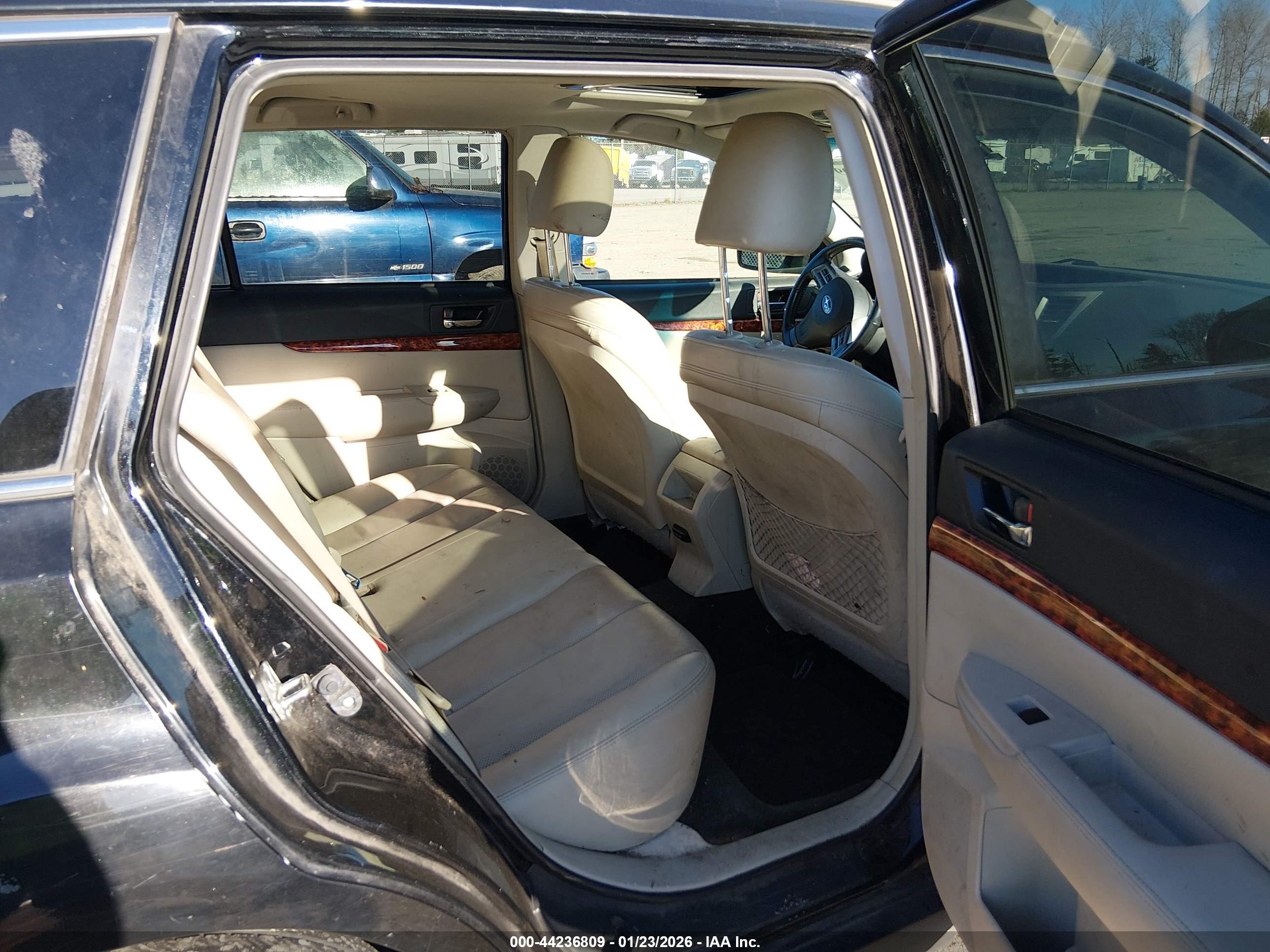 SUBARU OUTBACK image 8