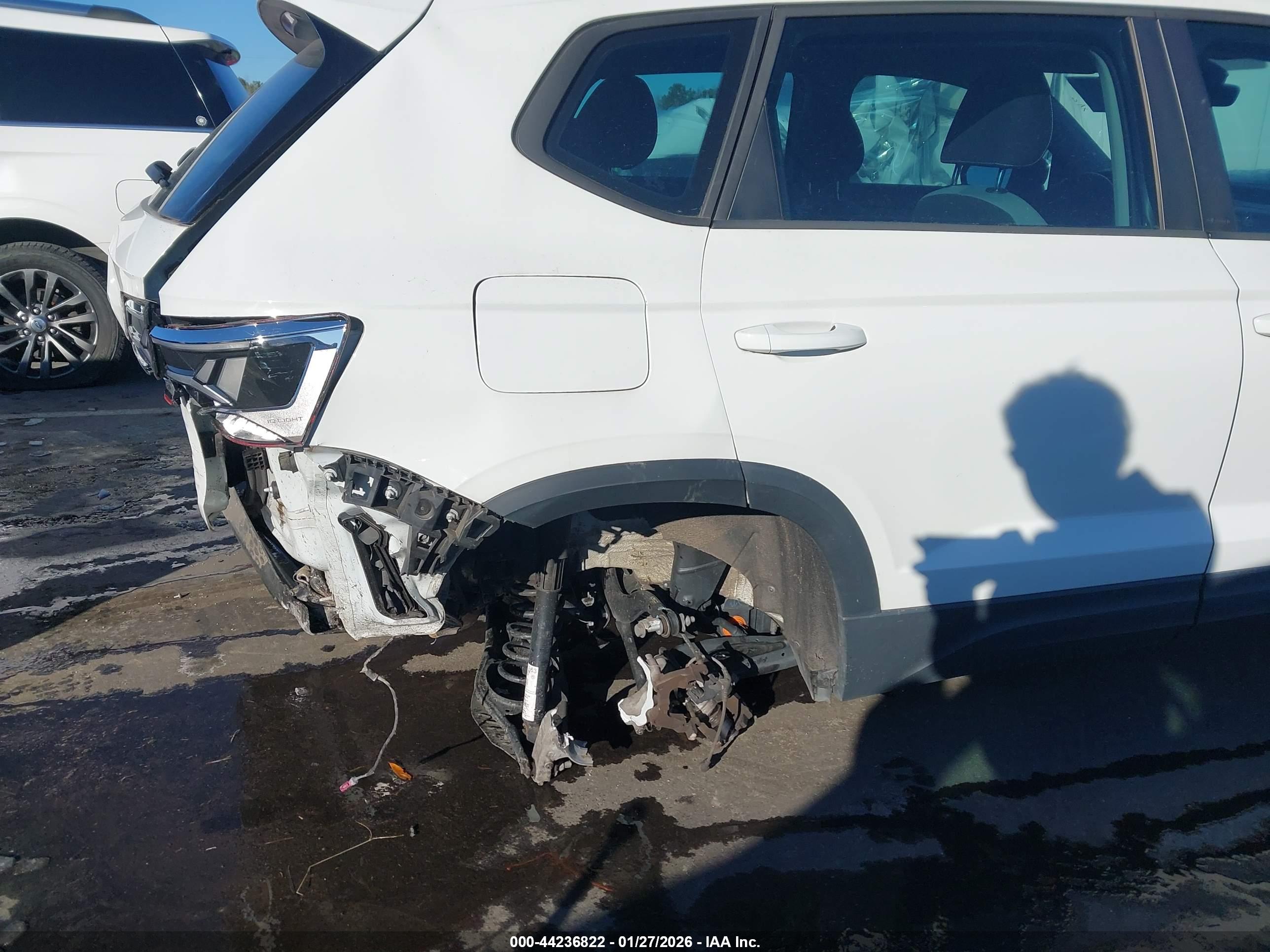 VOLKSWAGEN TAOS image 6