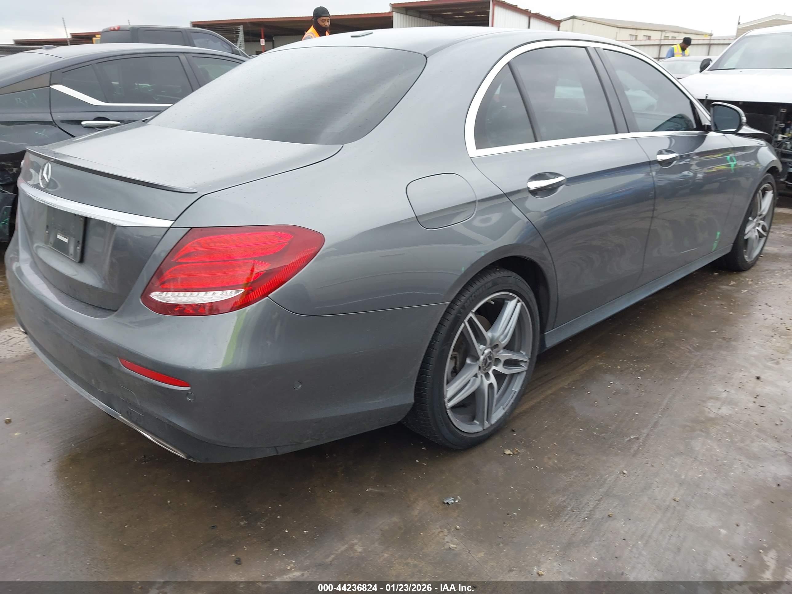 MERCEDES-BENZ E image 4