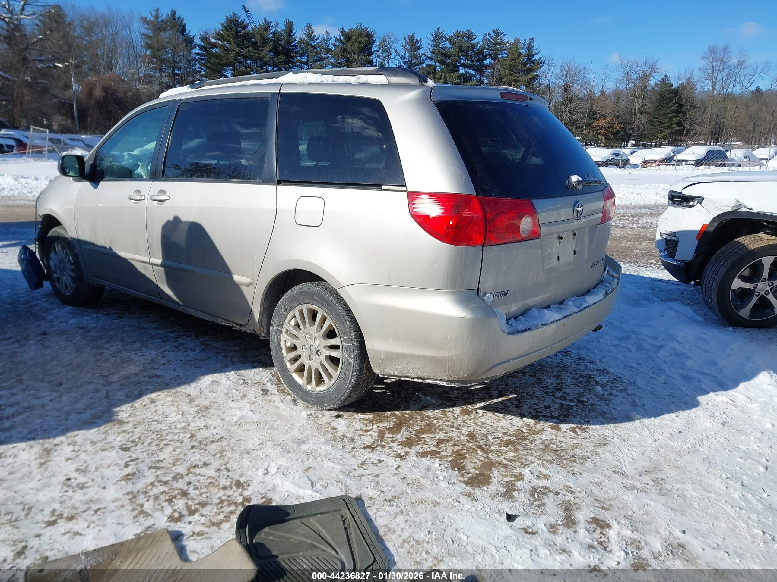TOYOTA SIENNA image 3