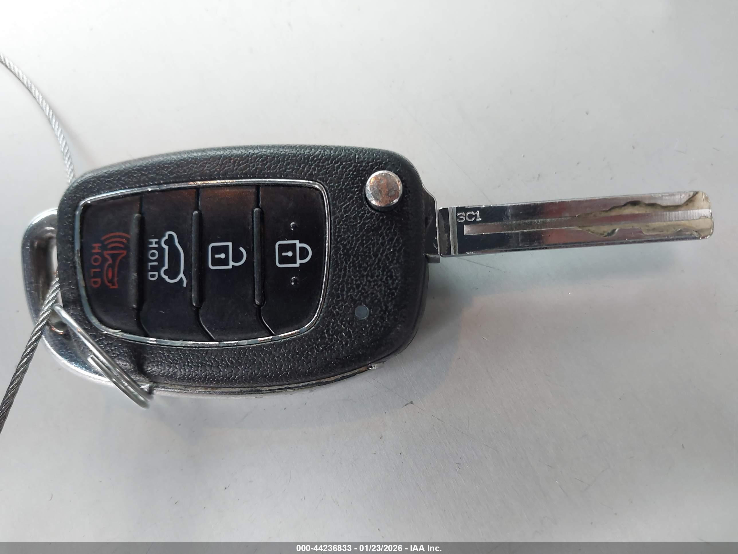 HYUNDAI TUCSON image 11