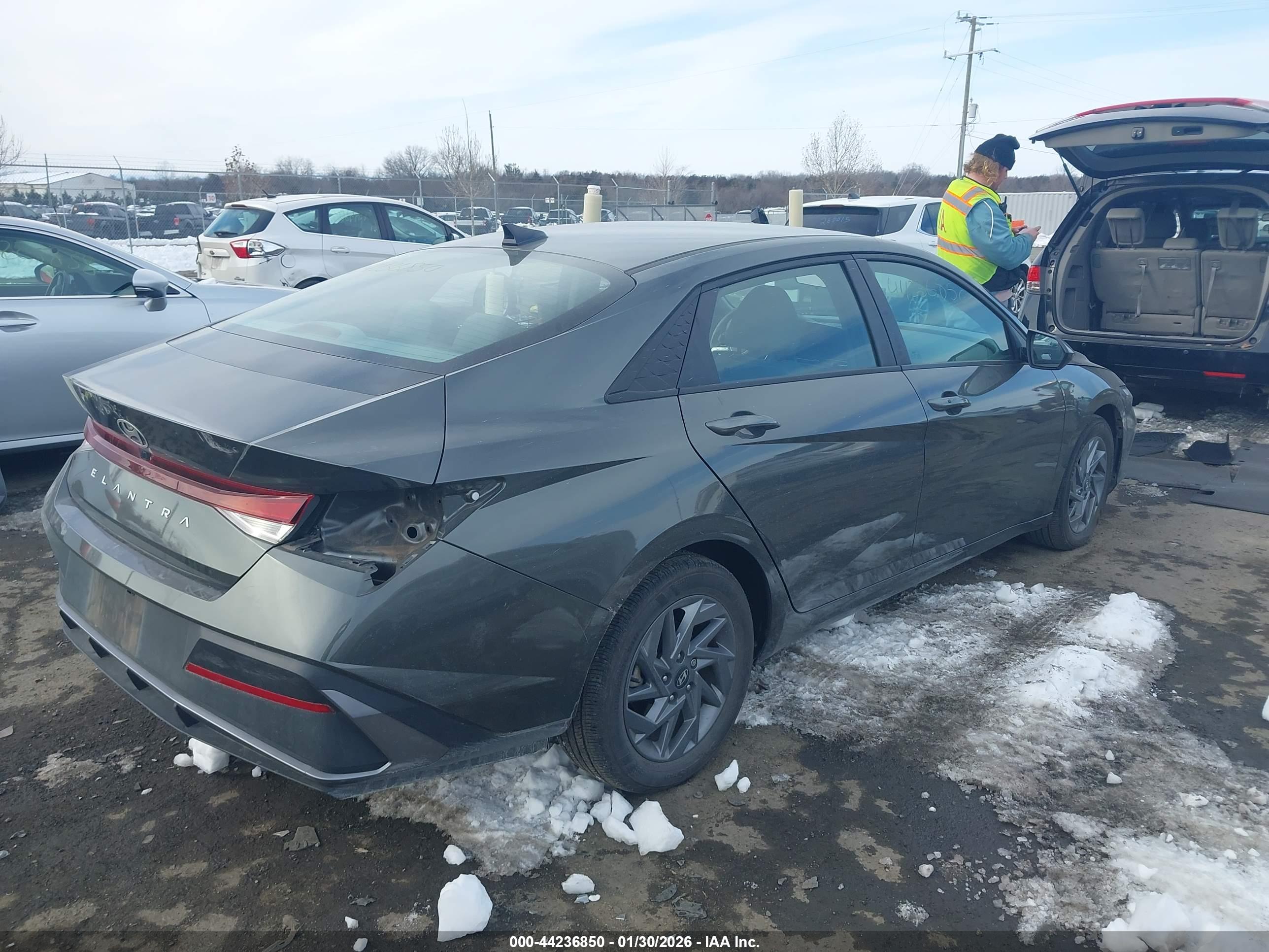 HYUNDAI ELANTRA image 4
