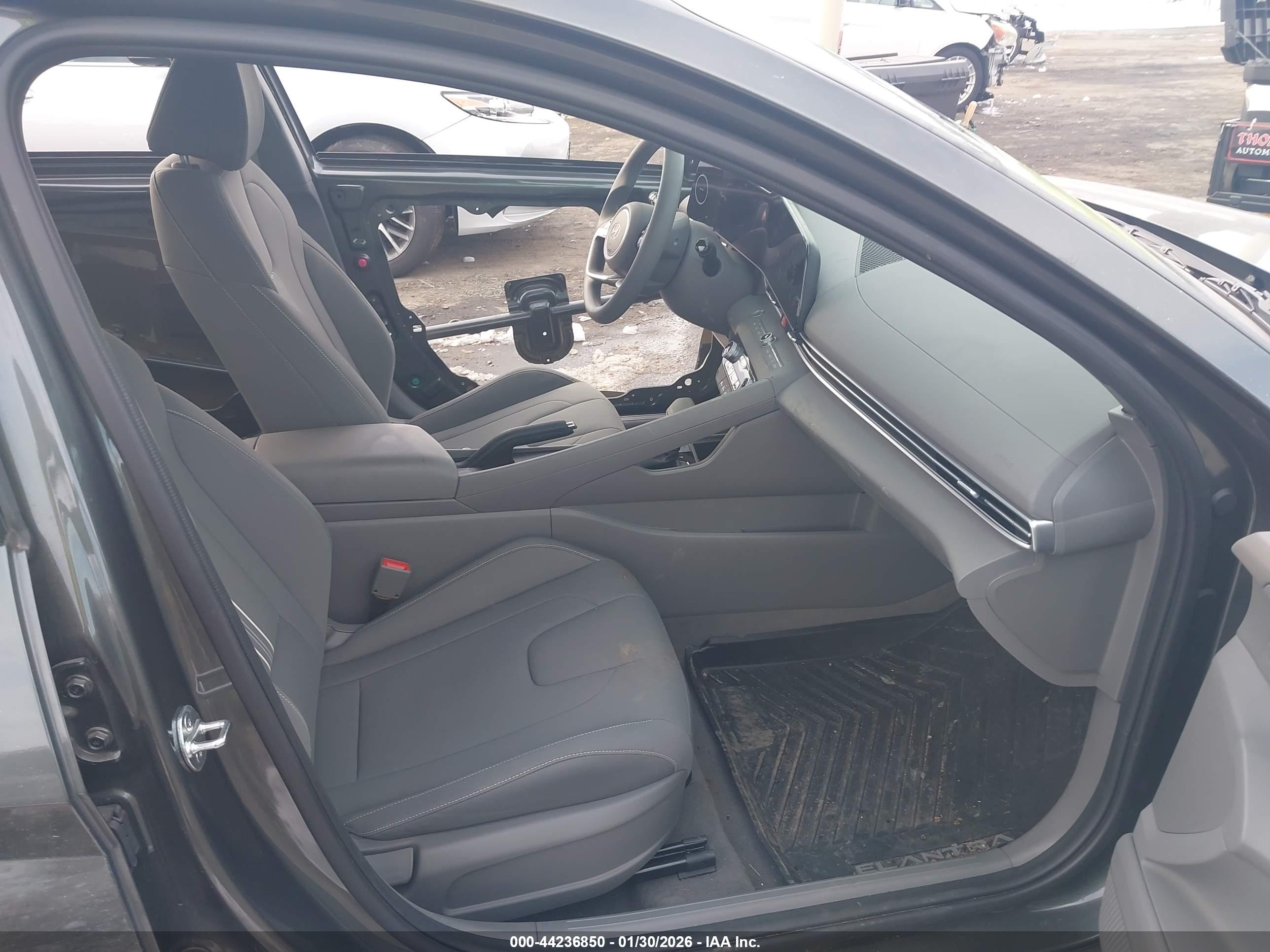 HYUNDAI ELANTRA image 5