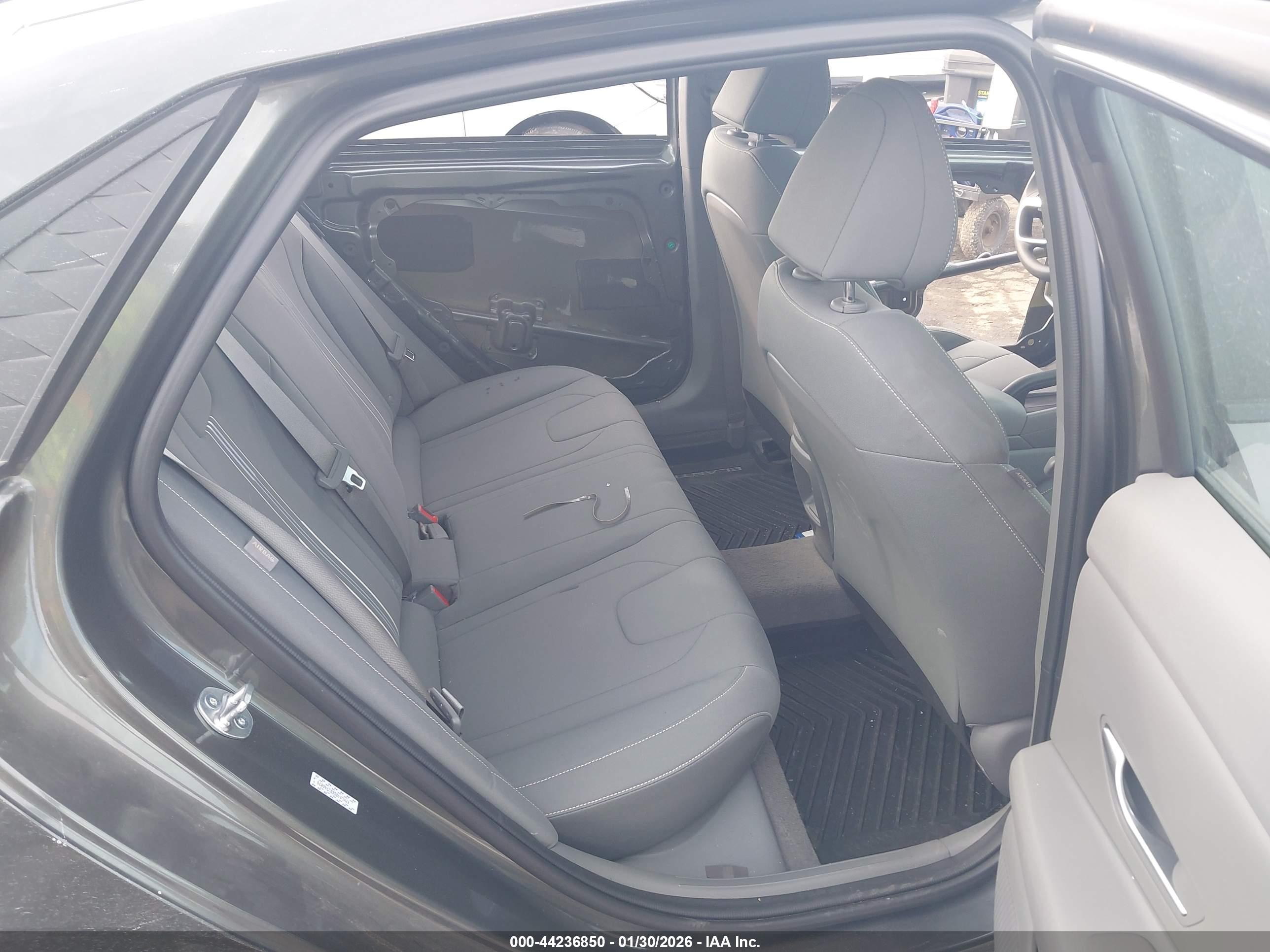 HYUNDAI ELANTRA image 8