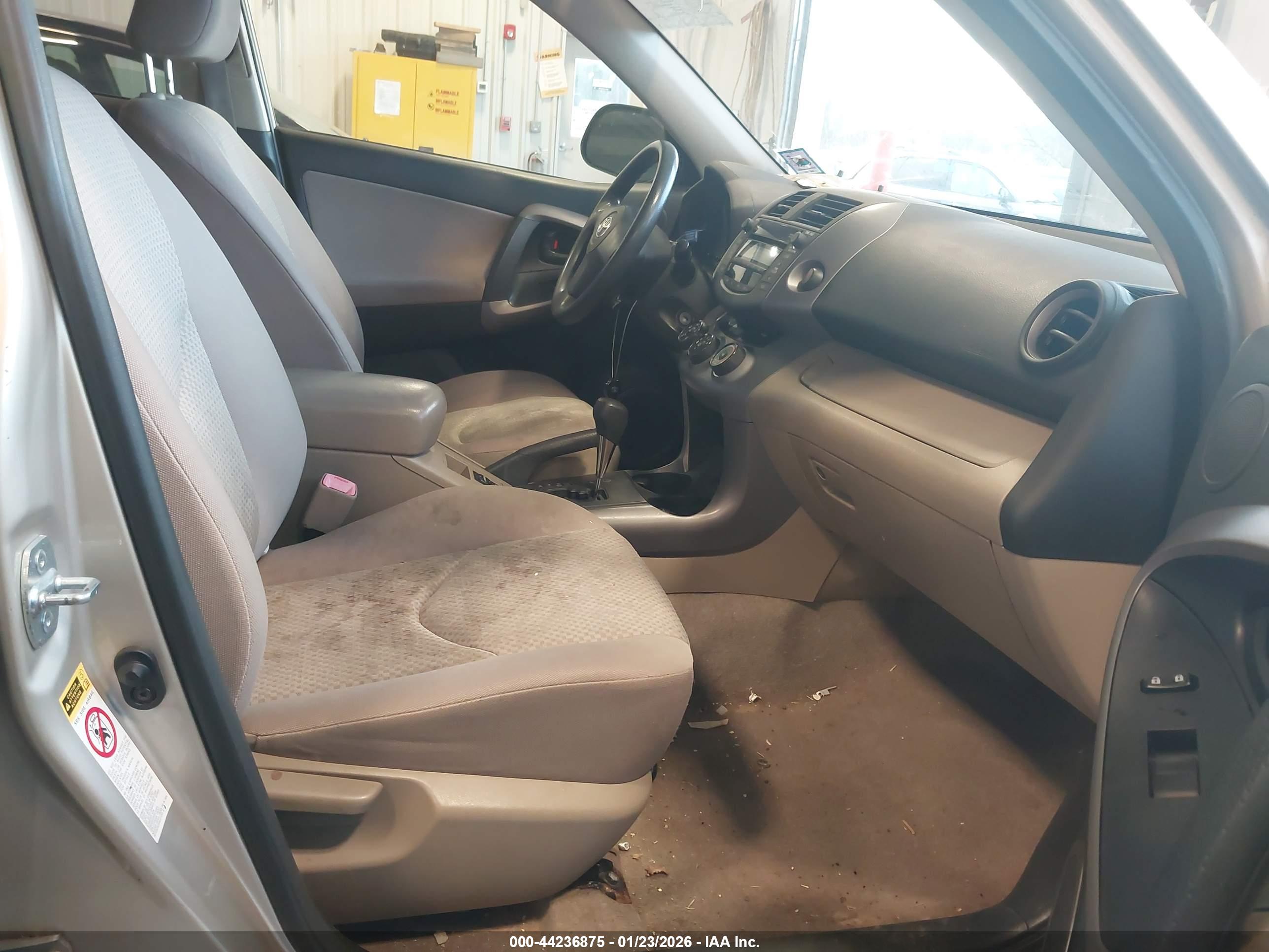 TOYOTA RAV4 image 5