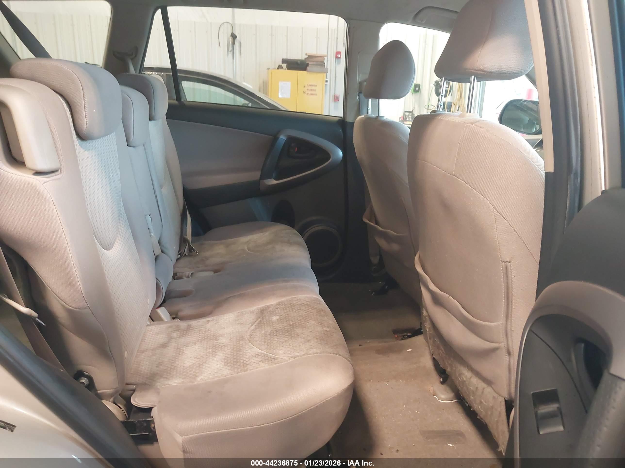 TOYOTA RAV4 image 8